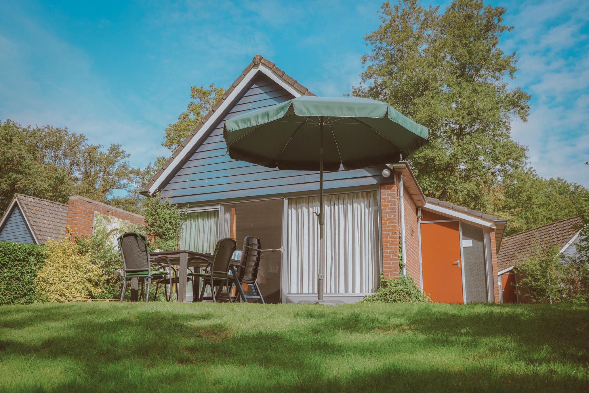 Genießen Sie einen barrierefreien Aufenthalt im IJssel Comfort Bungalow für 4 Personen auf dem Vakantiepark de Sallandshoeve, umgeben von Natur.