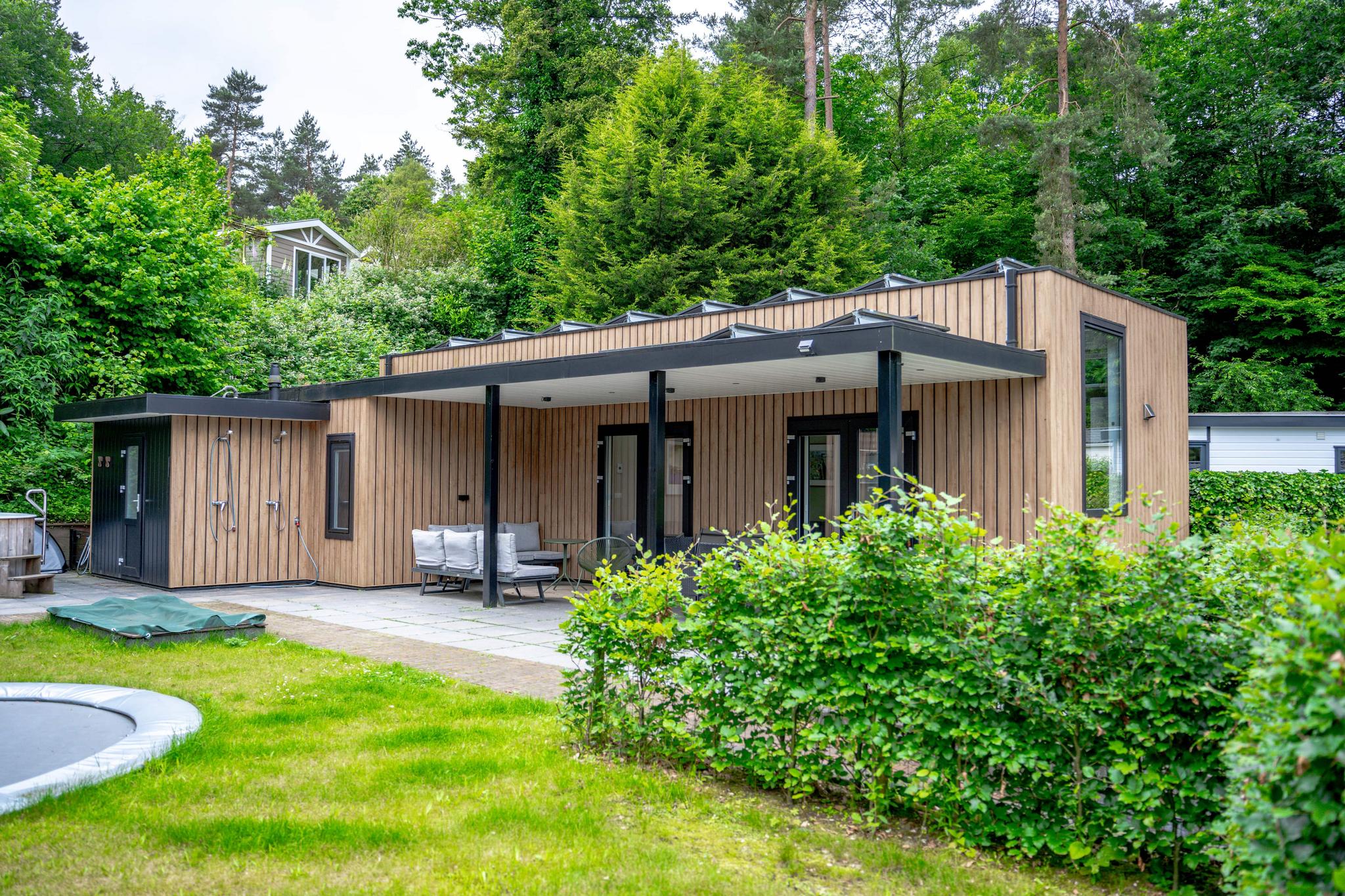 Wellness Cottage voor 6 personen met hottub en sauna biedt luxe ontspanning en plezier in de natuur van de Utrechtse Heuvelrug.