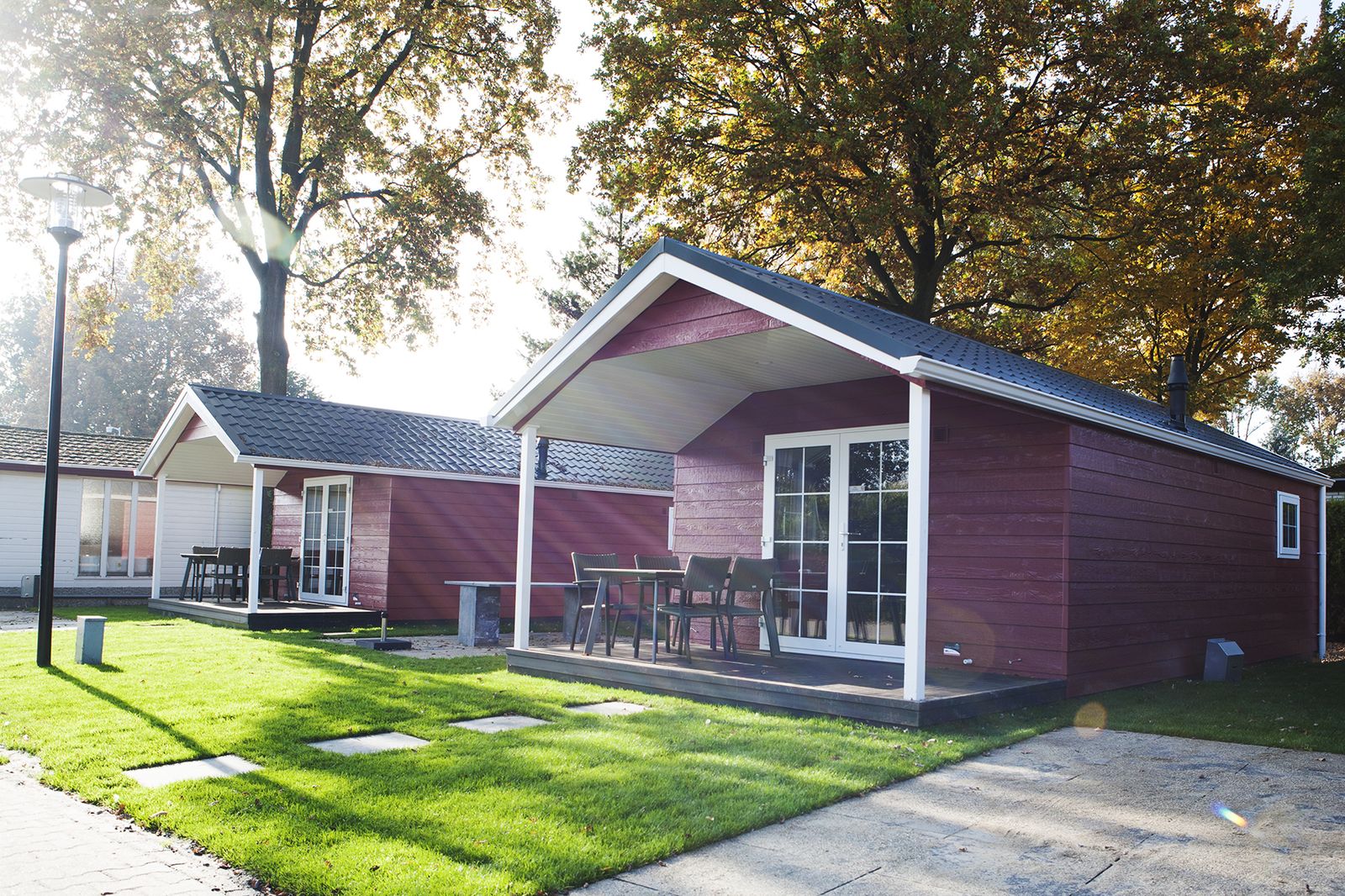 De Veluwelounge x2, op Recreatiepark De Boshoek, voorzien van alle luxe. U kunt deze huisjes voordelig huren en van het park en de natuur genieten!