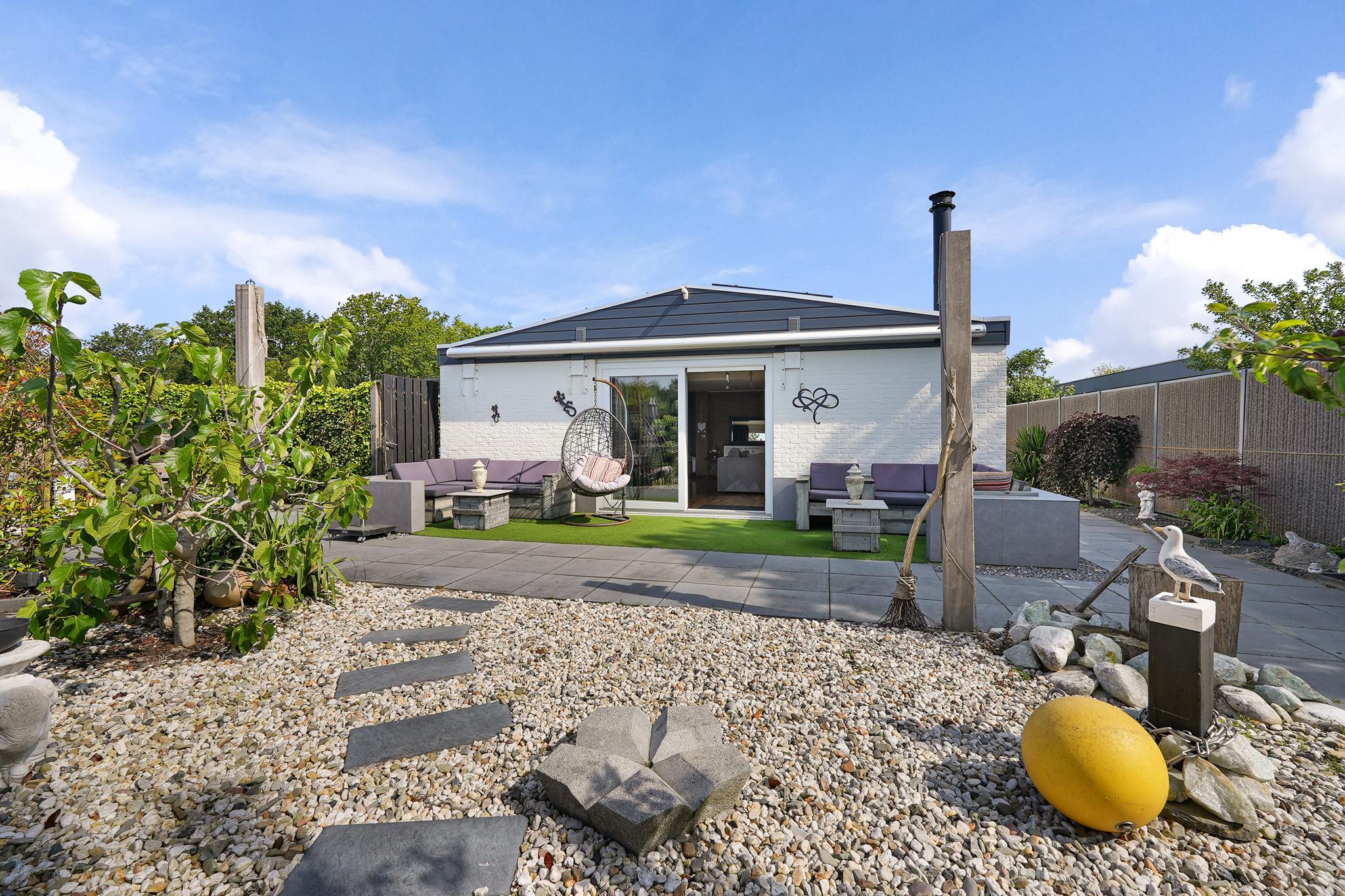 Das charmant eingerichtete Ferienhaus mit luxuriösen Annehmlichkeiten und einem großen privaten Garten liegt in der Nähe von Meer und Dünen.