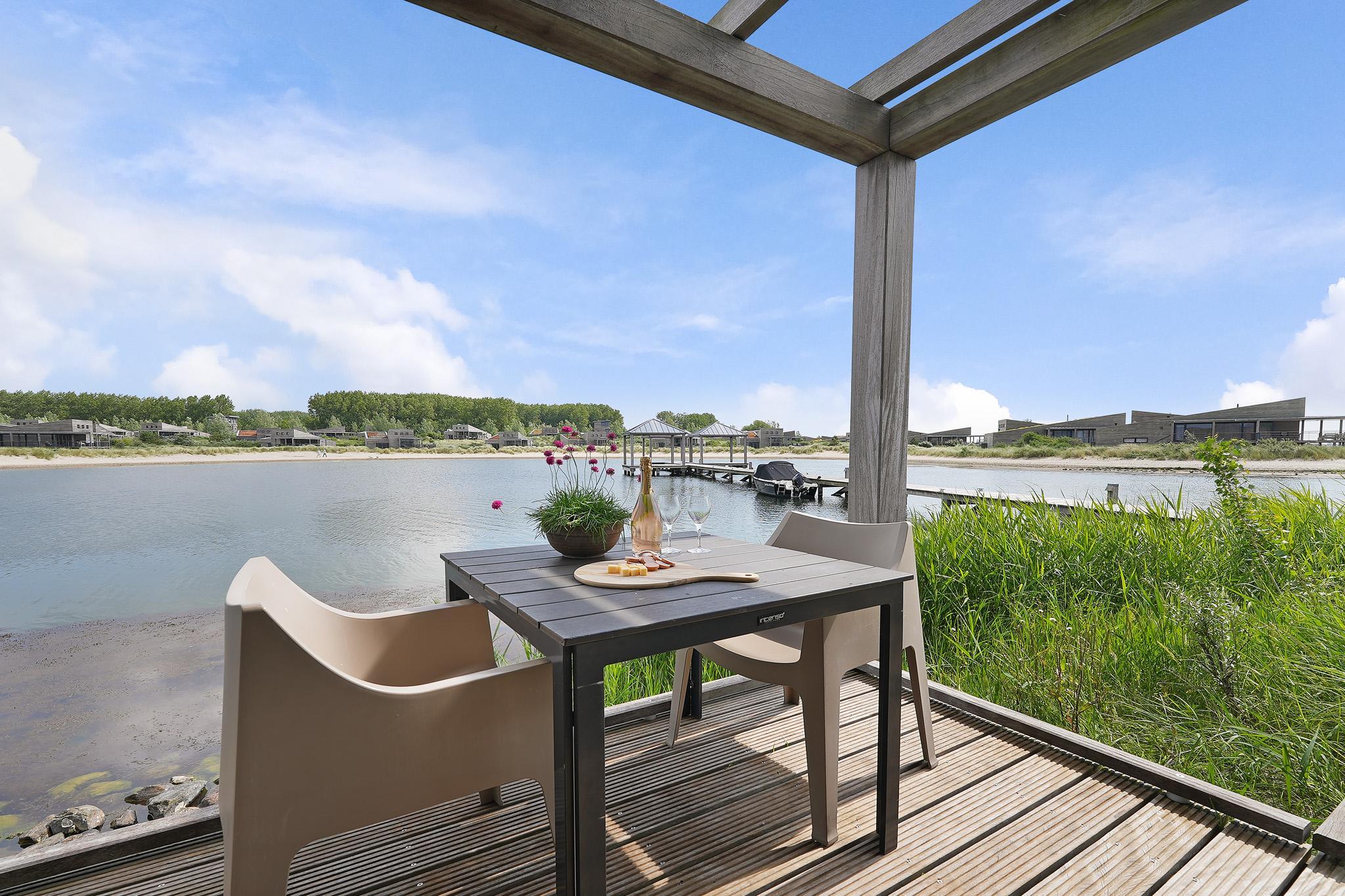 Das 2-Personen-Studio Waterfront liegt an einem einzigartigen Standort und erstreckt sich über zwei Etagen. Die Terrasse bietet Blick aufs Wasser.