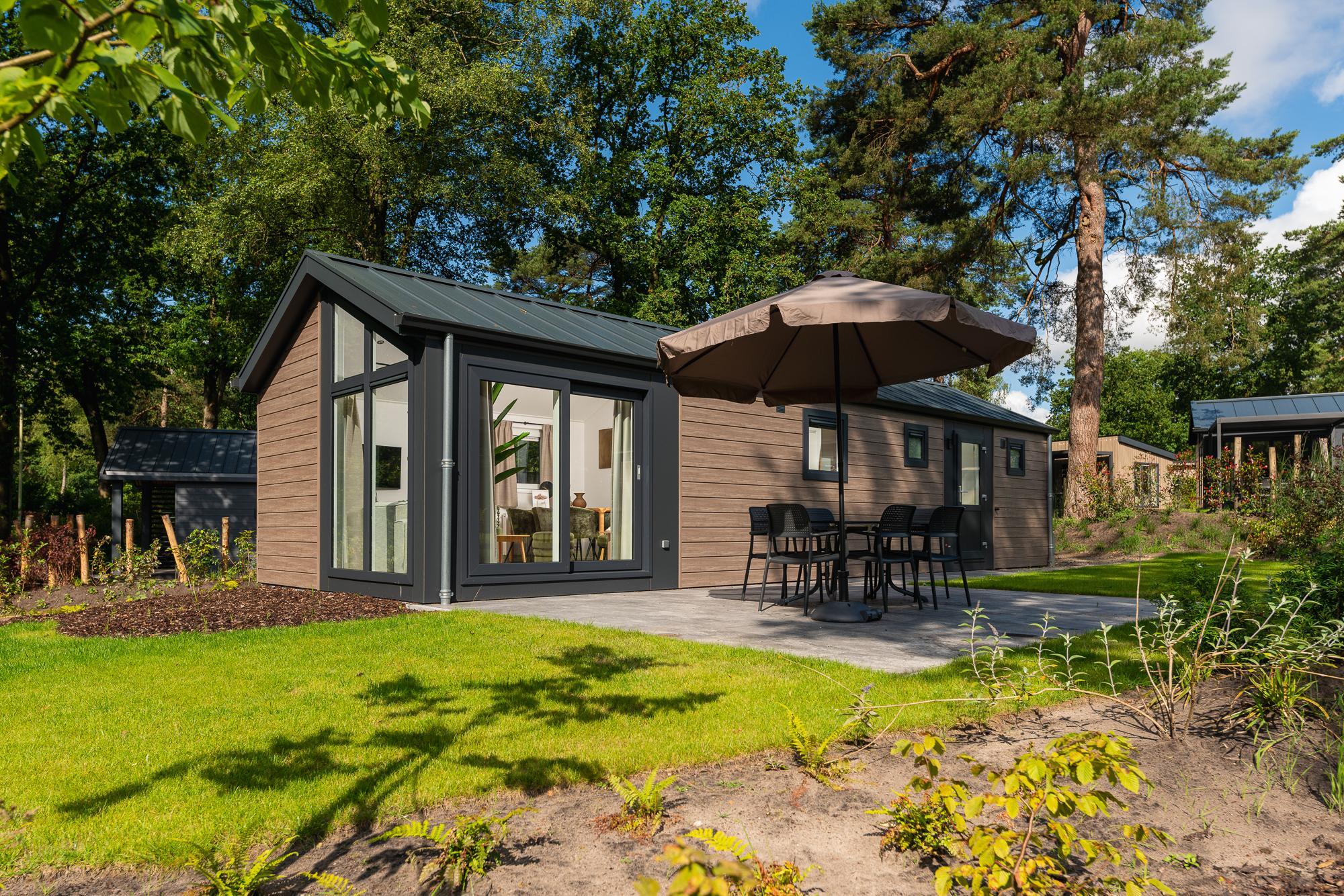 Bij het betreden van de lodge wordt u begroet door een warme en uitnodigende sfeer. De woonkamer is voorzien van comfortabele zitplaatsen, ideaal om te ontspannen na een actieve dag. Geniet van een go..