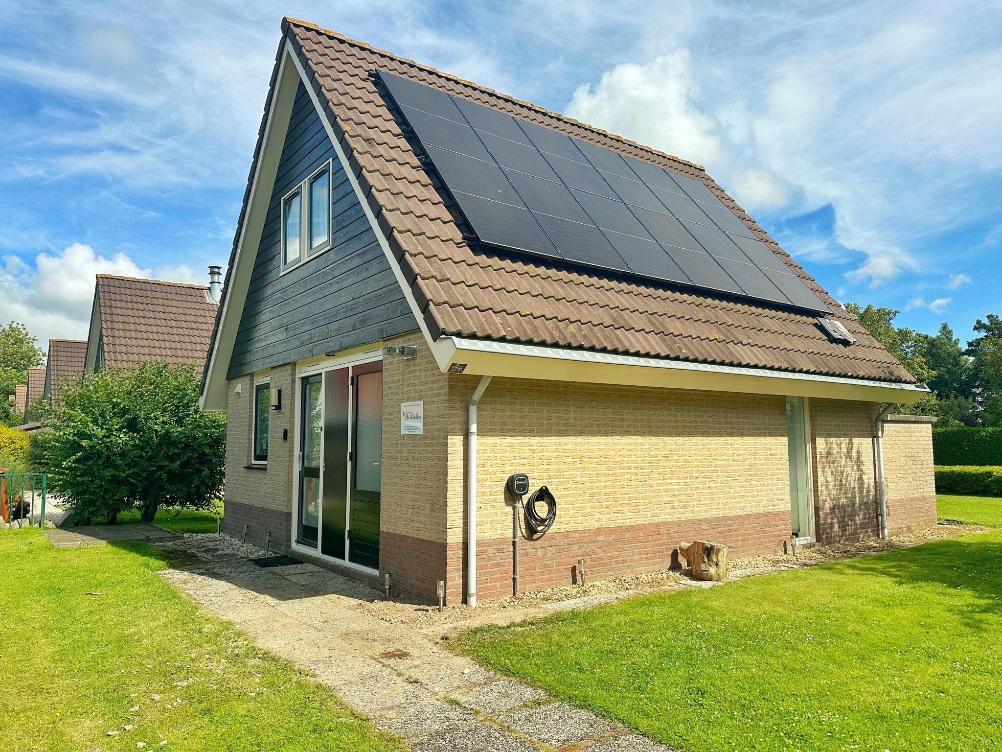 Deze zes persoons bungalow straalt een heerlijk relaxt vakantiegevoel uit. Een heerlijke uitvalsbasis voor een bezoek aan strand, zee en duinen.