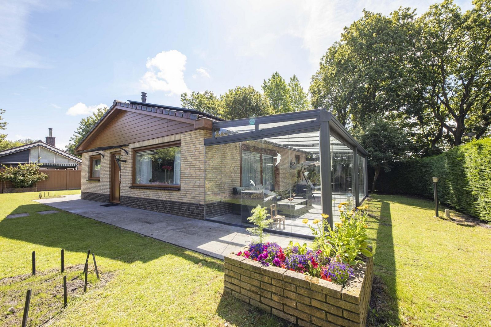 Gemütlich eingerichtetes Ferienhaus mit Wintergarten, viel Privatsphäre und geräumigem Garten.