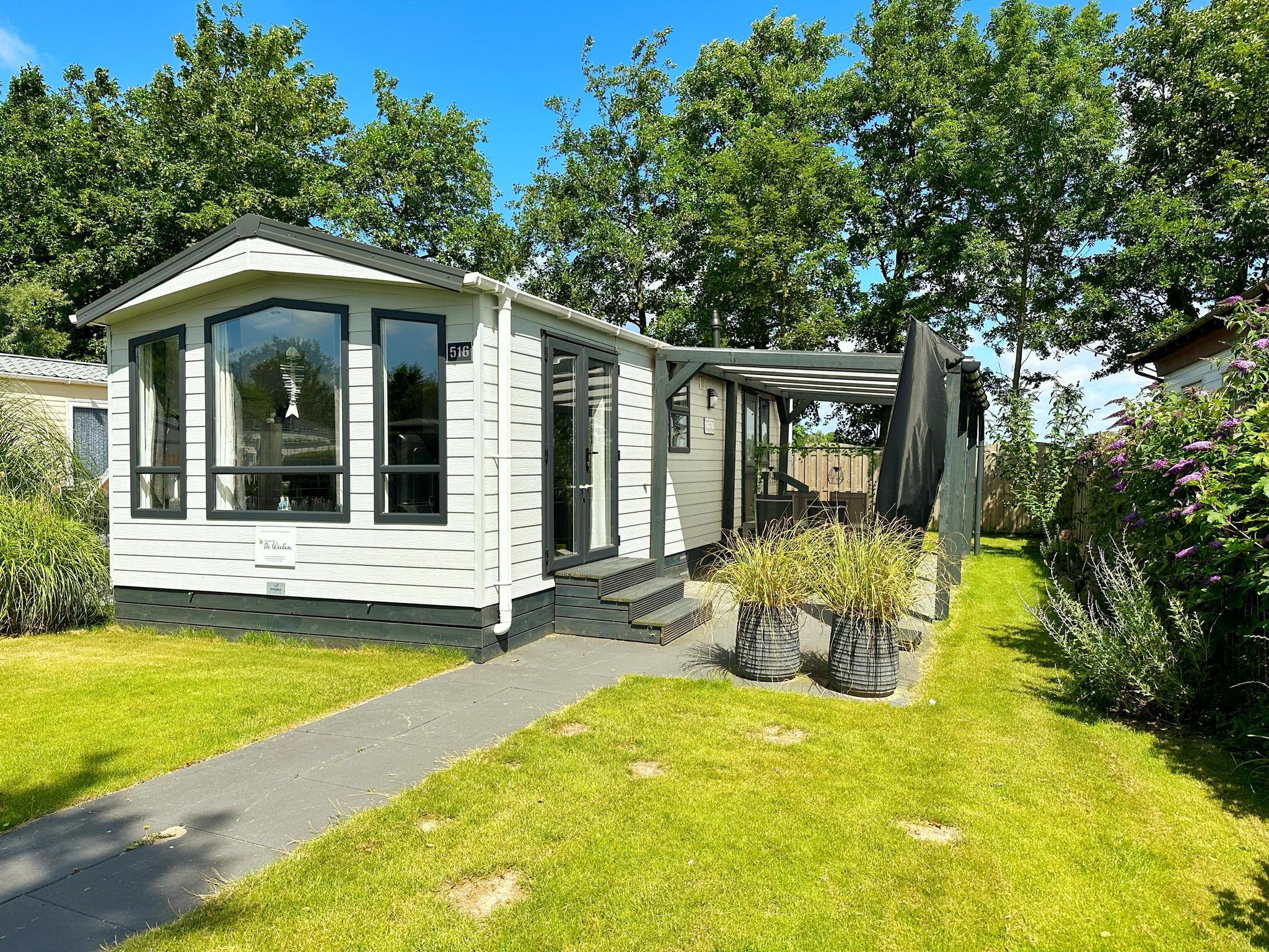 Een gloednieuw chalet aan de rand van ons park met prachtig uitzicht op de Valkkogerdijk.