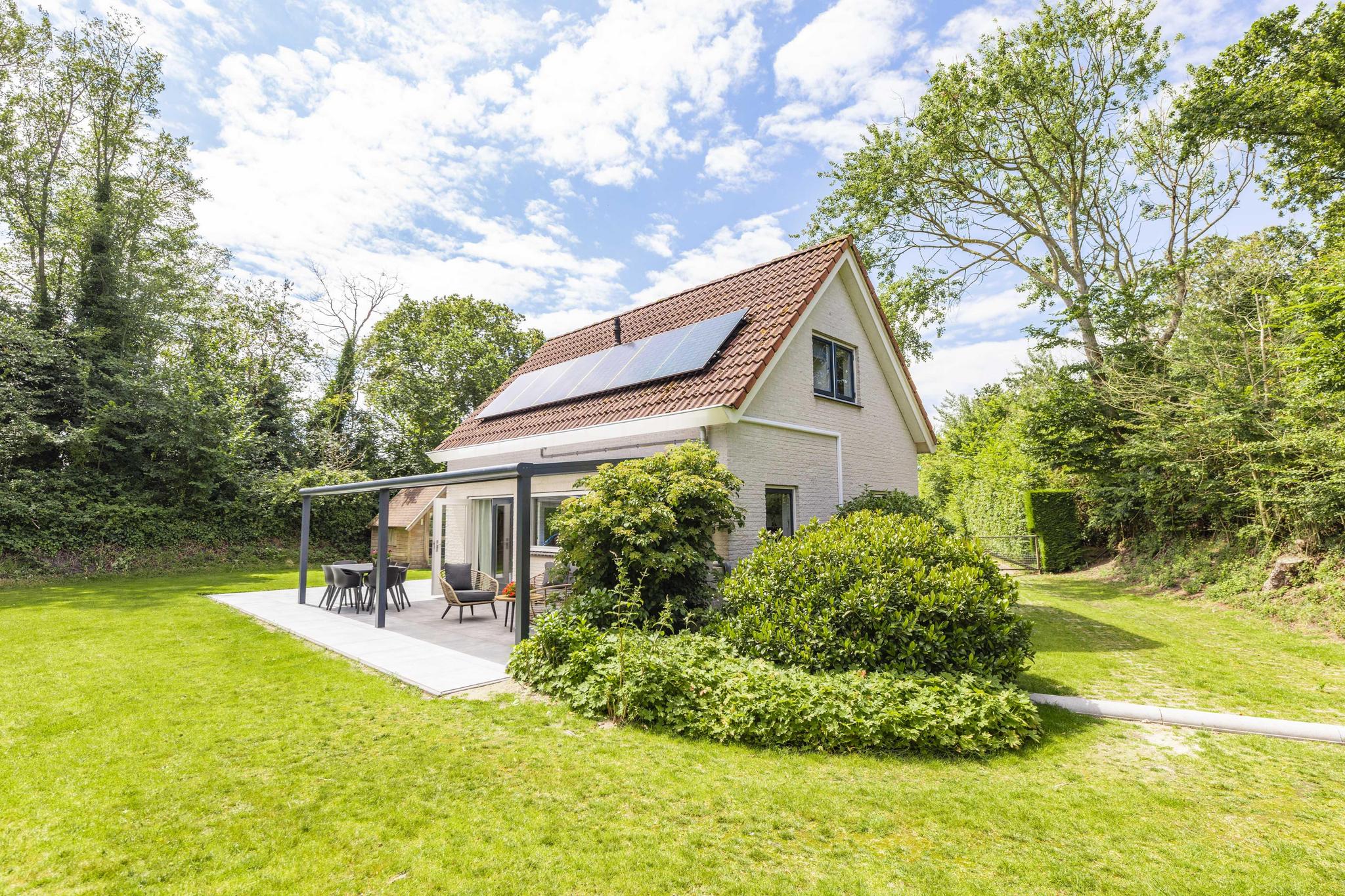Prachtig vakantiewoning met serre en heerlijke tuin met veel privacy, op korte afstand van zee en duinen!