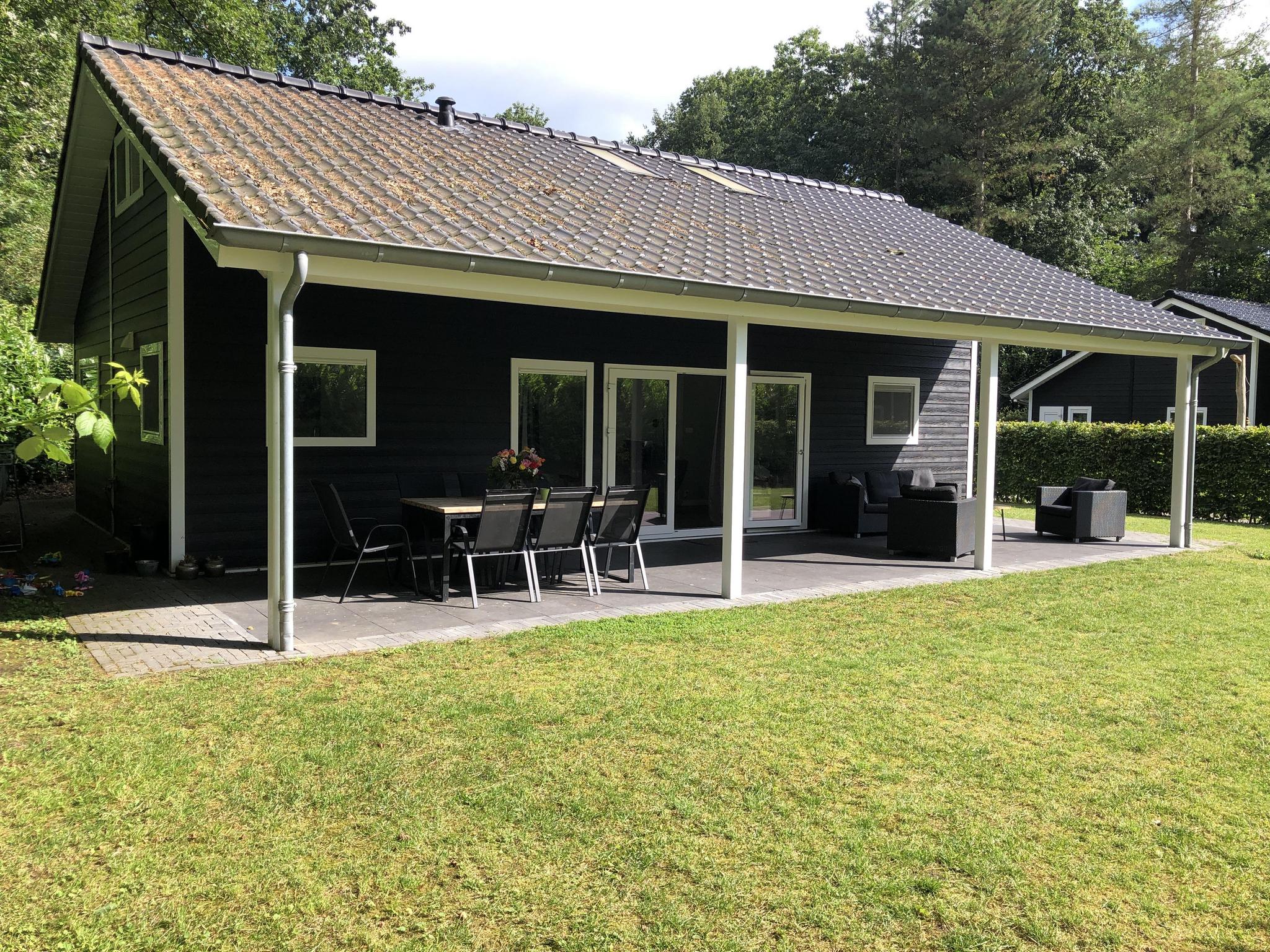 De 6-persoons vakantievilla's zijn heel rustig, zonnig en ruim gelegen met uitzicht over de ruime tuin en bosrand.
