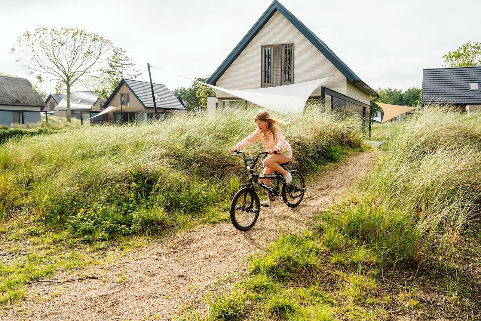 Deze prachtige achtpersoons vakantiewoning biedt in vele opzichten veel ruimte en comfort tijdens uw verblijf.