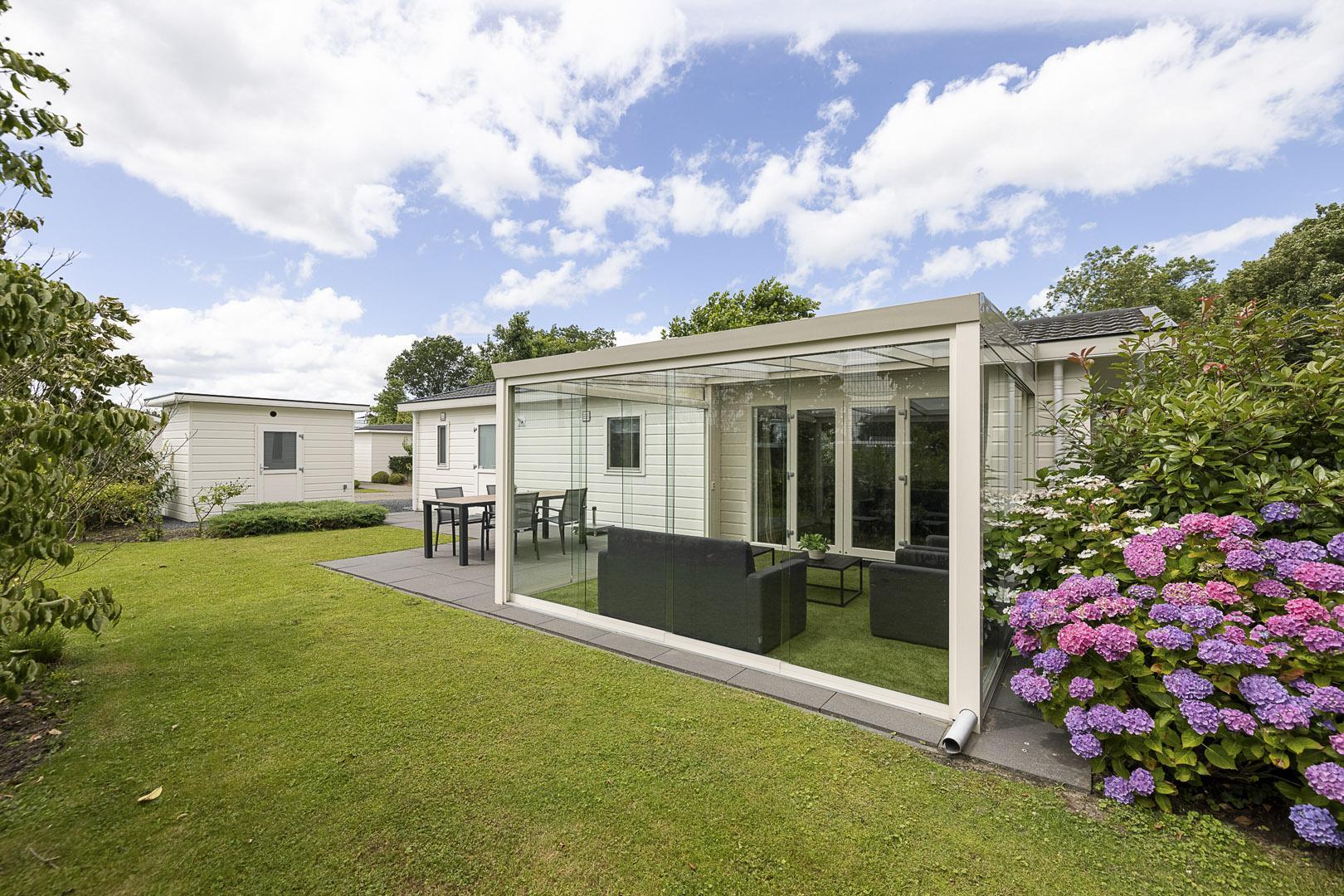 Zeer luxe ruime accommodatie met veel ruimte om de accommodatie, gelegen aan de speeltuin.