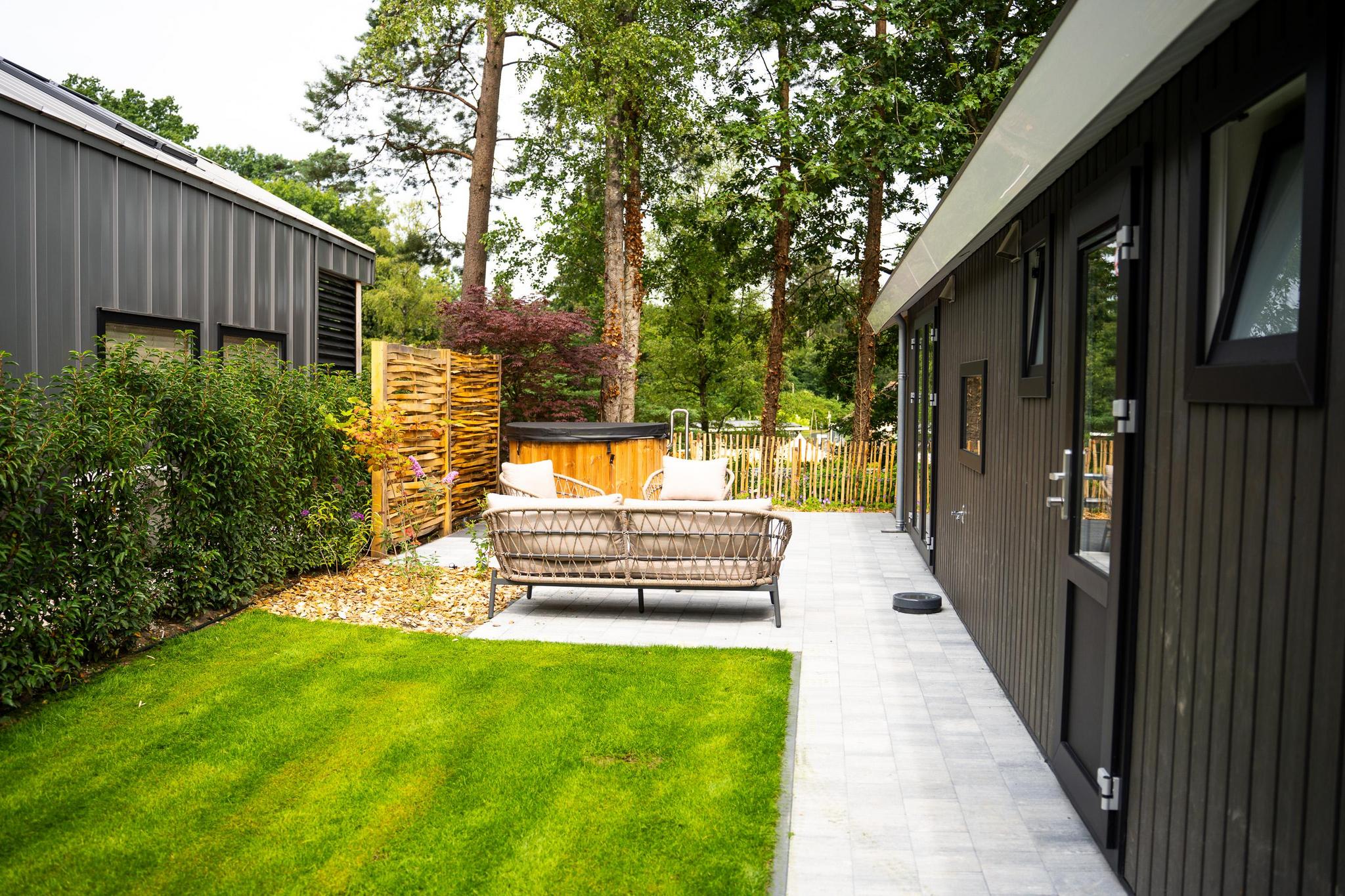 Das Eco Cottage mit Hottub für 4 Personen bietet Luxus und Ruhe am Waldrand des Utrechtse Heuvelrugs.
