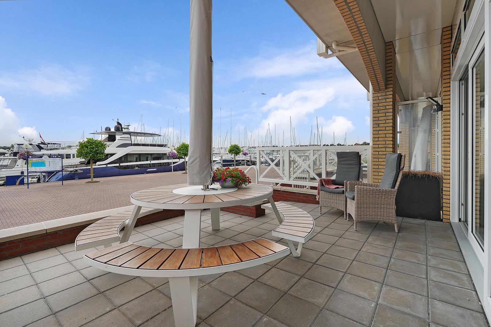 Ruim, luxe opgezet appartement met prachtig uitzicht op de haven en nabij Noordzee en aan het Grevelingenmeer.