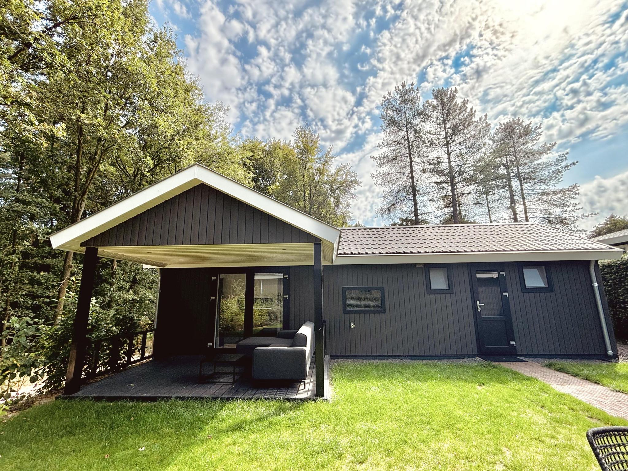 De Bos Cottage Deluxe is gelegen direct aan de bosrand!