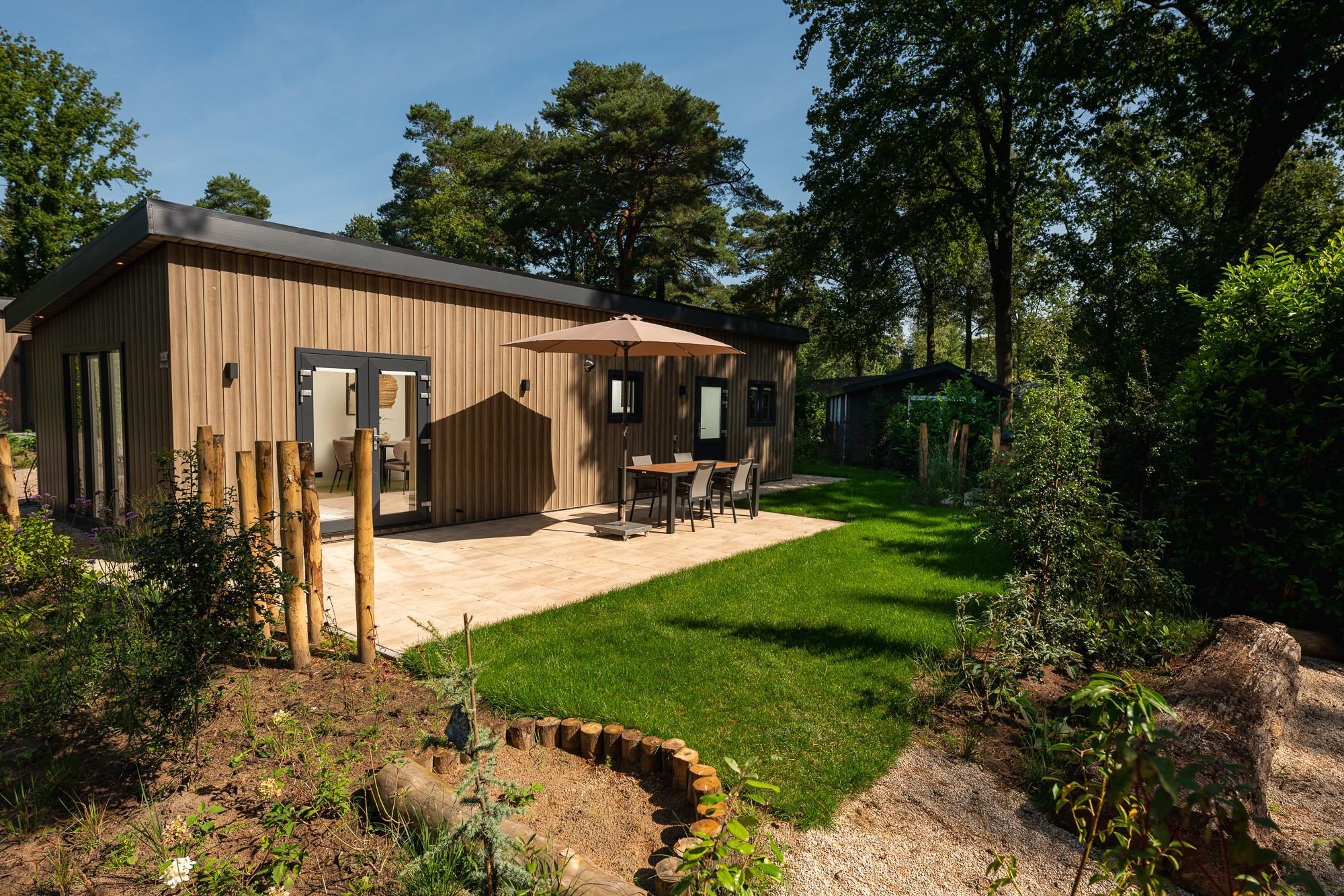 Geniet van een luxe vakantiewoning voor 4 personen in de bosrijke natuur van de Veluwe, compleet met moderne voorzieningen, airconditioning en een stijlvolle pergola voor optimaal comfort. Daarnaast k..