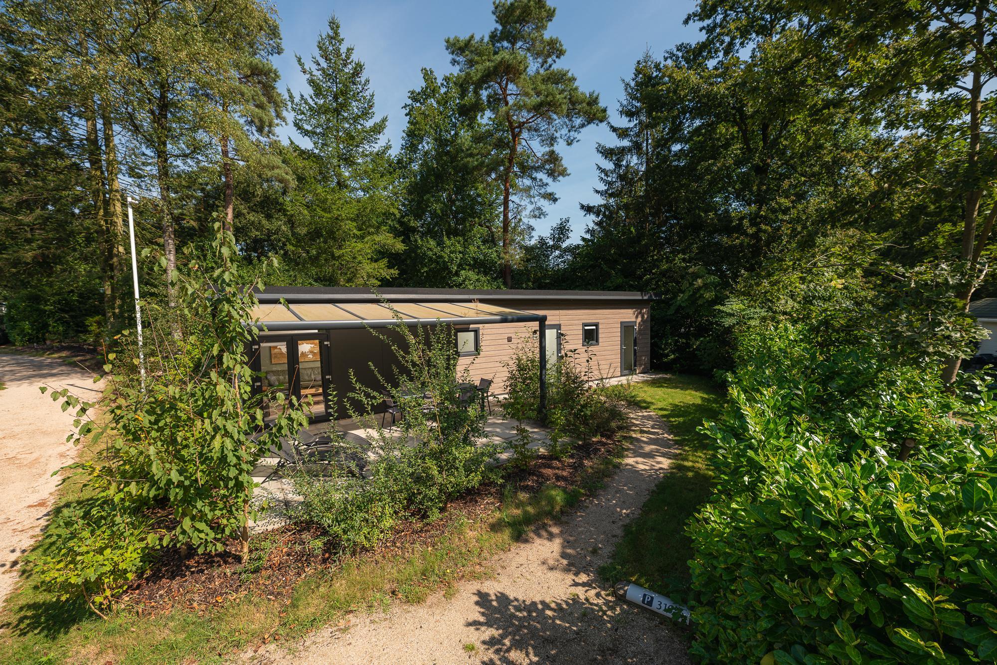 De Bos Lodge is een eigentijds en verrassend ruim chalet.