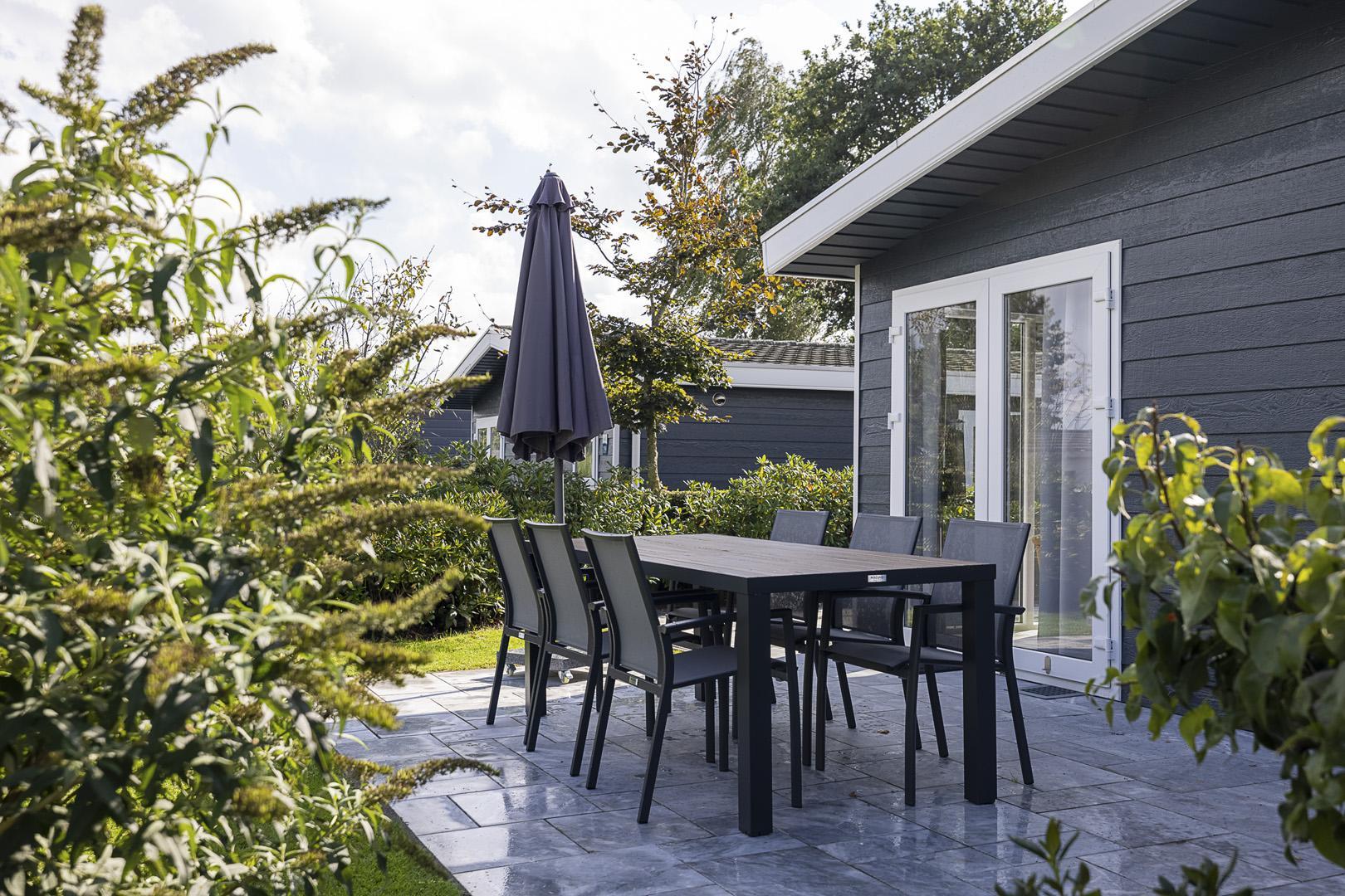 IndelingHet Strandhuis heeft een gezellige ingerichte woonkamer met bank en/of hoekbank, fauteuil en televisie. Daarnaast is er een eettafel met stoelen. De openkeuken is onder andere uitgerust met ee..