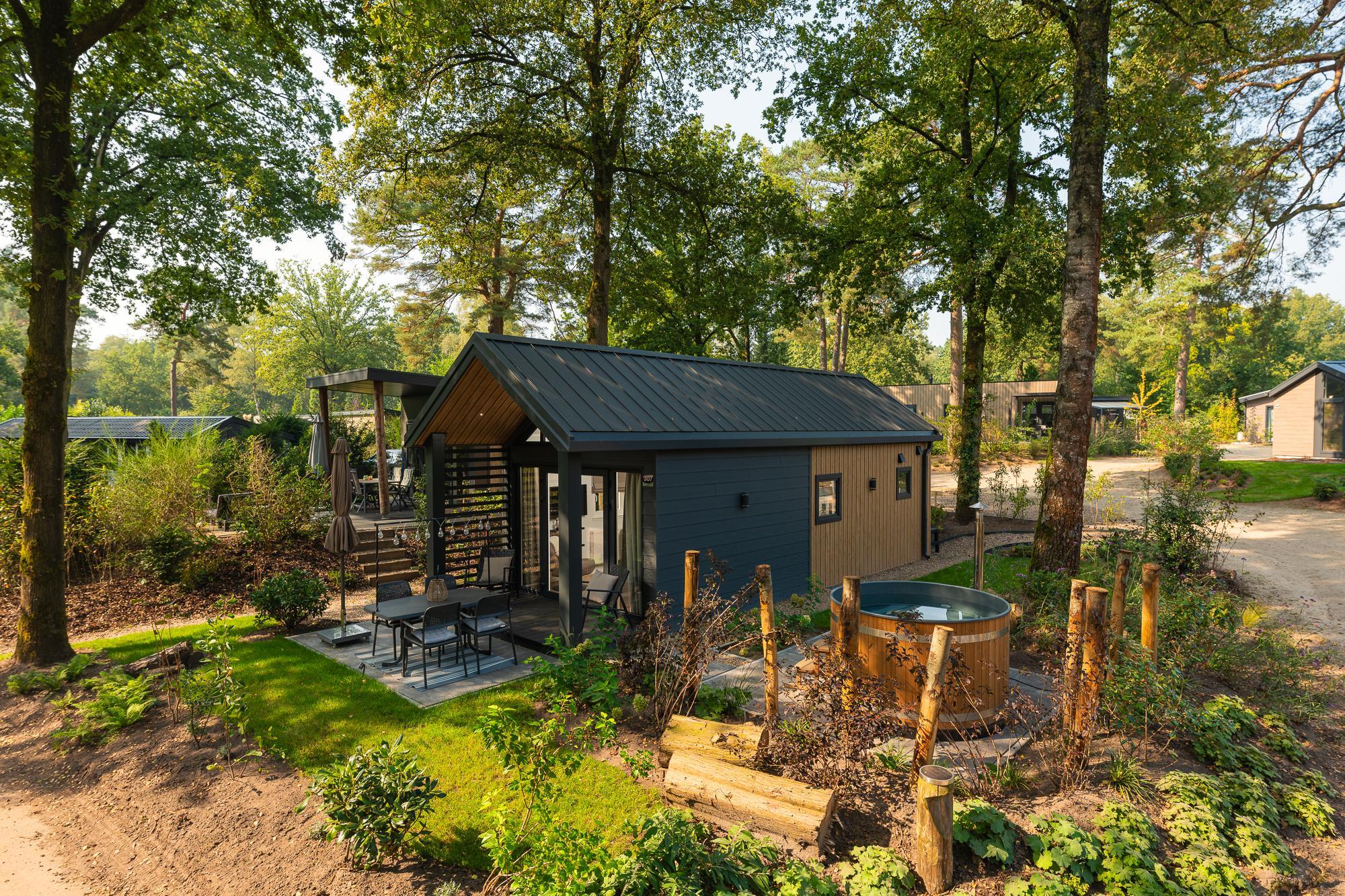 Ervaar luxe en natuur in de Tiny Lodge op de Veluwe! Gelijkvloers met 2 slaapkamers, een volledig uitgeruste keuken, airconditioning en een privé hottub in de tuin.
