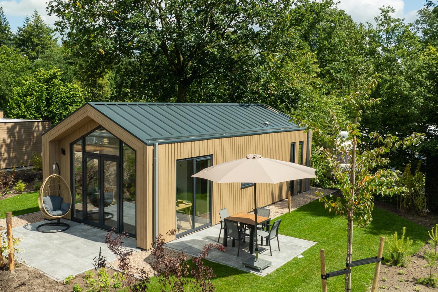 Ervaar luxe en natuur in de Tiny Lodge op de Veluwe! Gelijkvloers met 2 slaapkamers, een volledig uitgeruste keuken, airconditioning en een privé hot tub in de tuin.