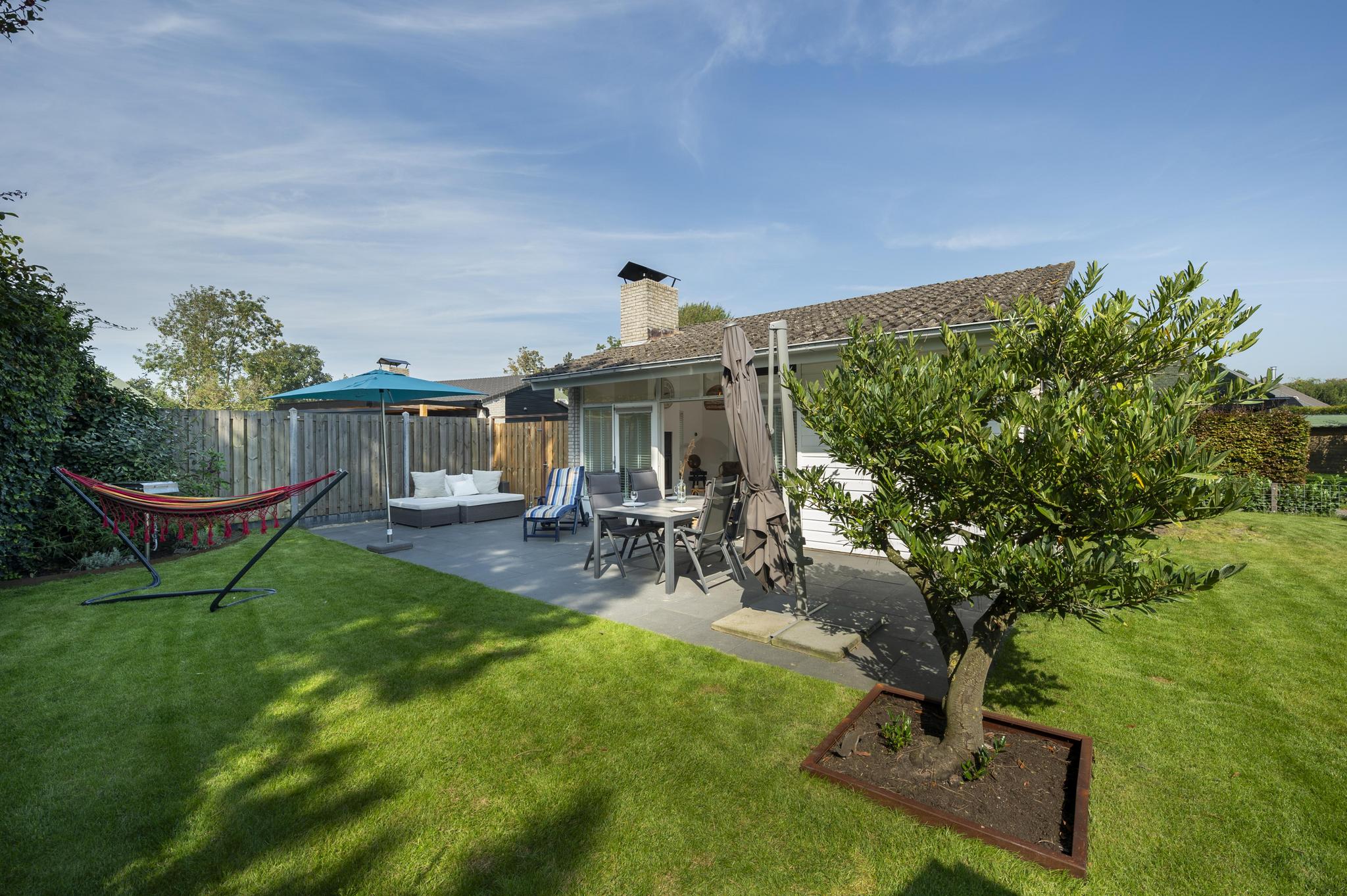 Sfeervolle bungalow met ruime volwassen tuin met verschillende terrassen