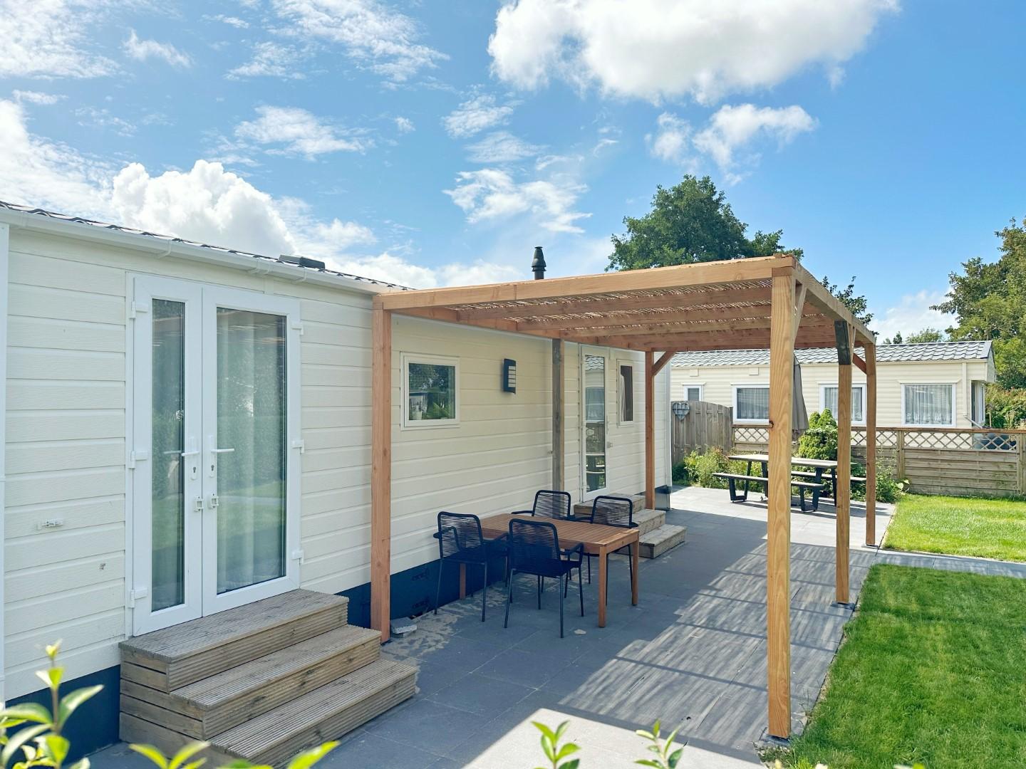 Dit is een splinternieuw chalet met gratis WIFI, airco, CV, twee slaapkamers en een volledig ingerichte keuken.