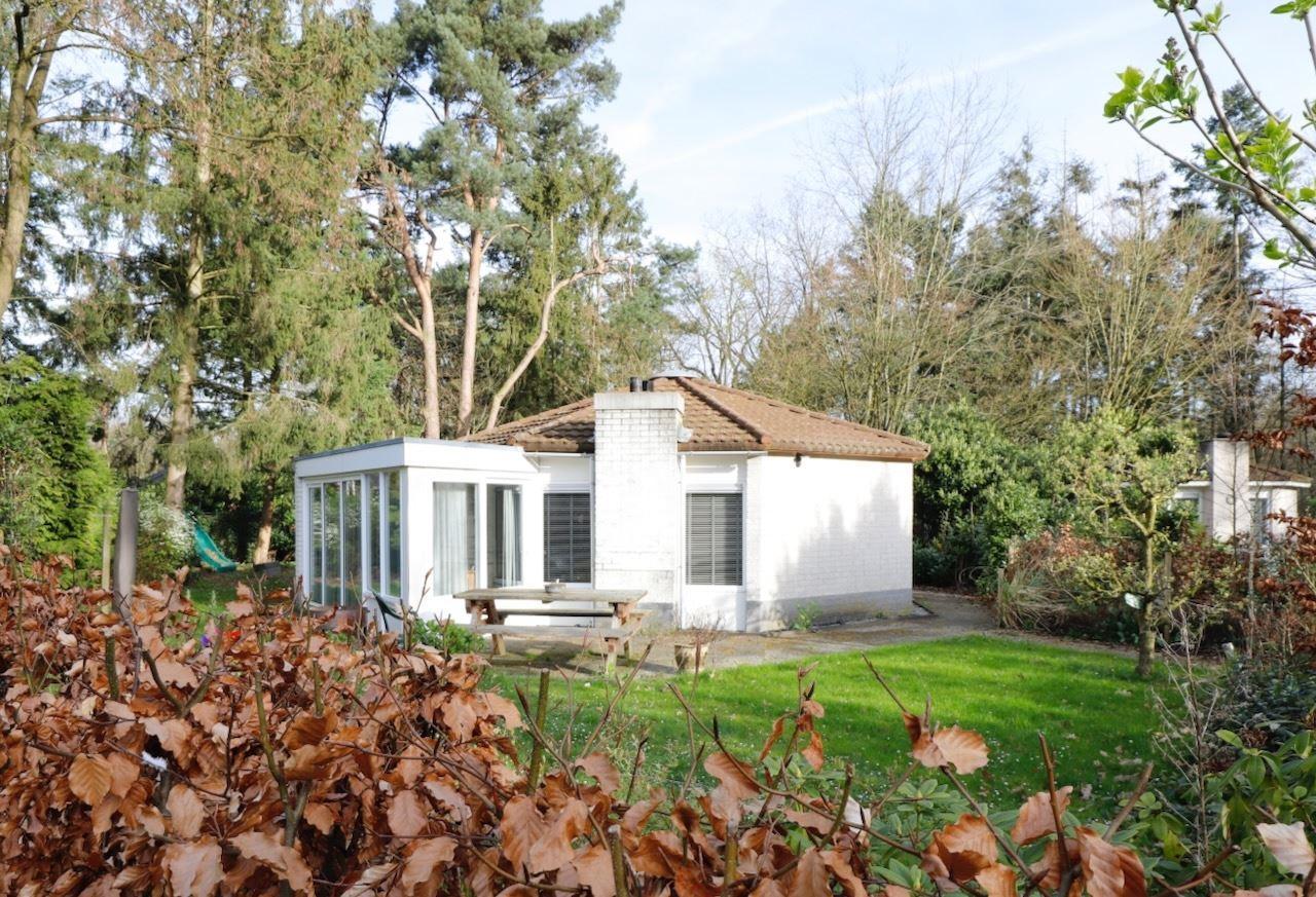 Komfortabeles Ferienhaus (70 m²) für 6 Personen mit Terrasse auf der Südseite.  Dieses frei stehende Ferienhaus mit überdachter Terrasse befindet sich in einer Top-Lage im Wald und bietet eine sch..