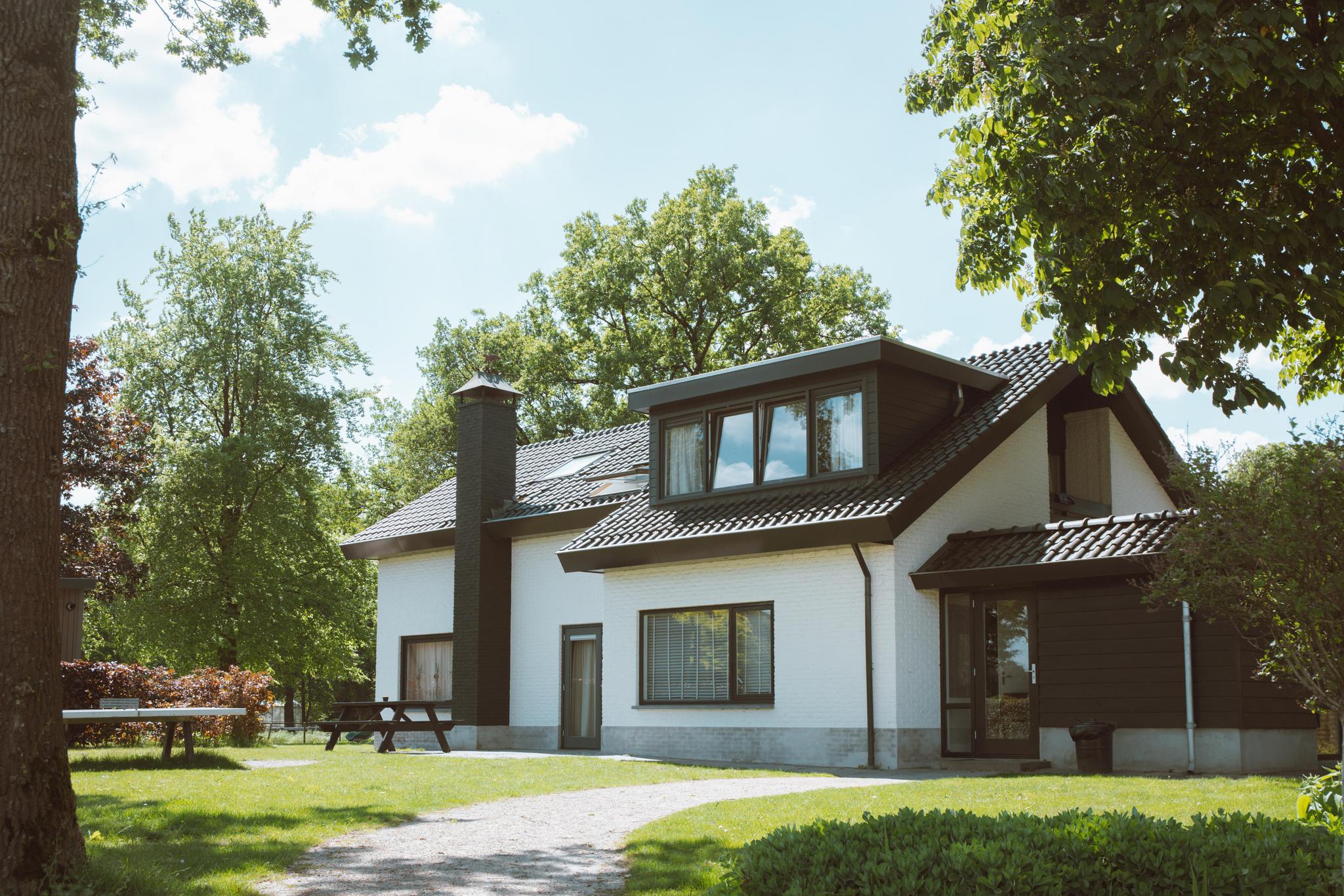 Luxe groepsvilla voor 28 personen in de Veluwe, met 11 slaapkamers, 2 Hotellodges, ruime tuin en kindvriendelijke voorzieningen voor een perfecte groepsvakantie.