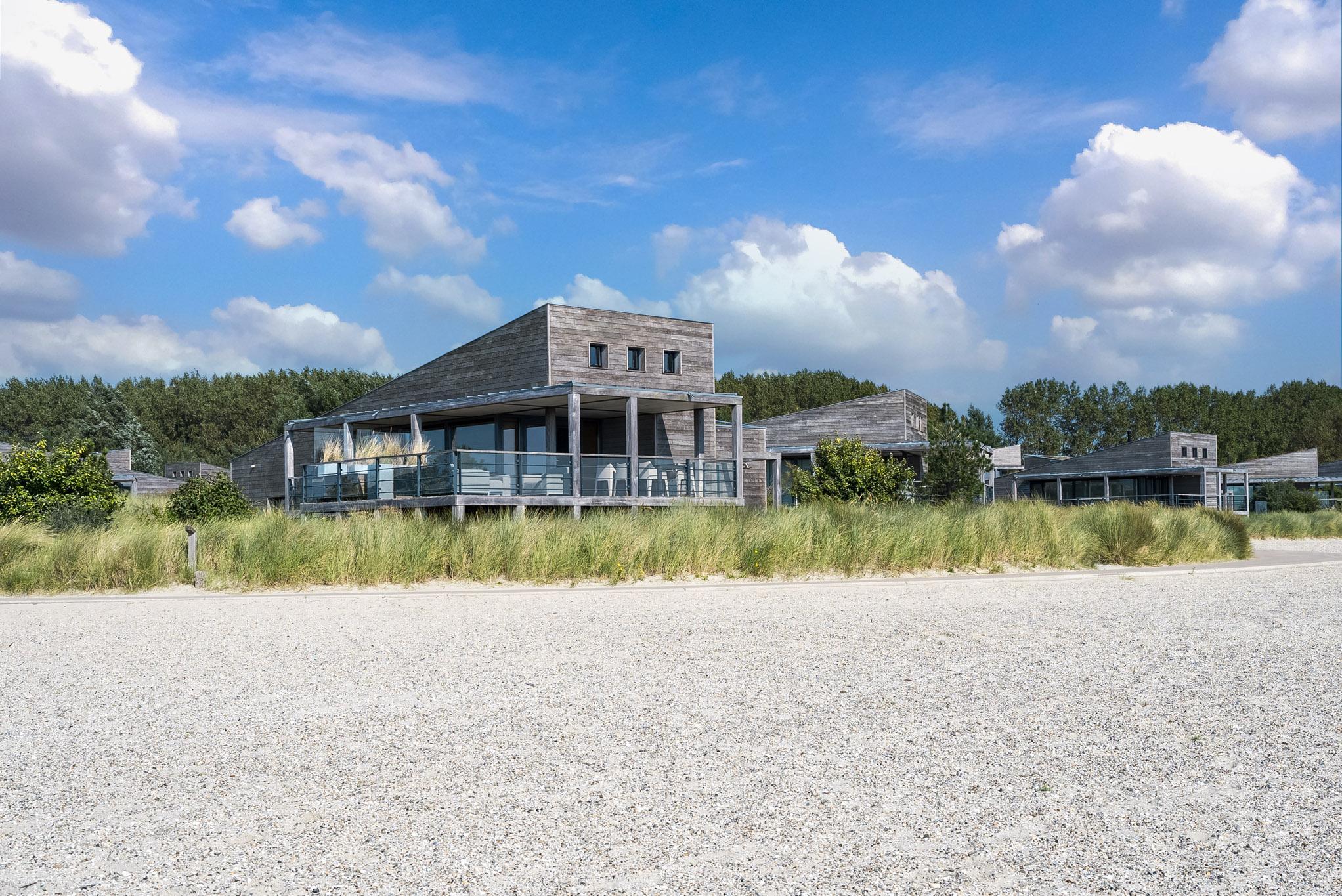Die 6-Personen Villa Comfort verfügt über ein komfortables und stilvoll eingerichtetes Interieur, Blick über das Wasser, ideal mit Hunden und Kindern.
