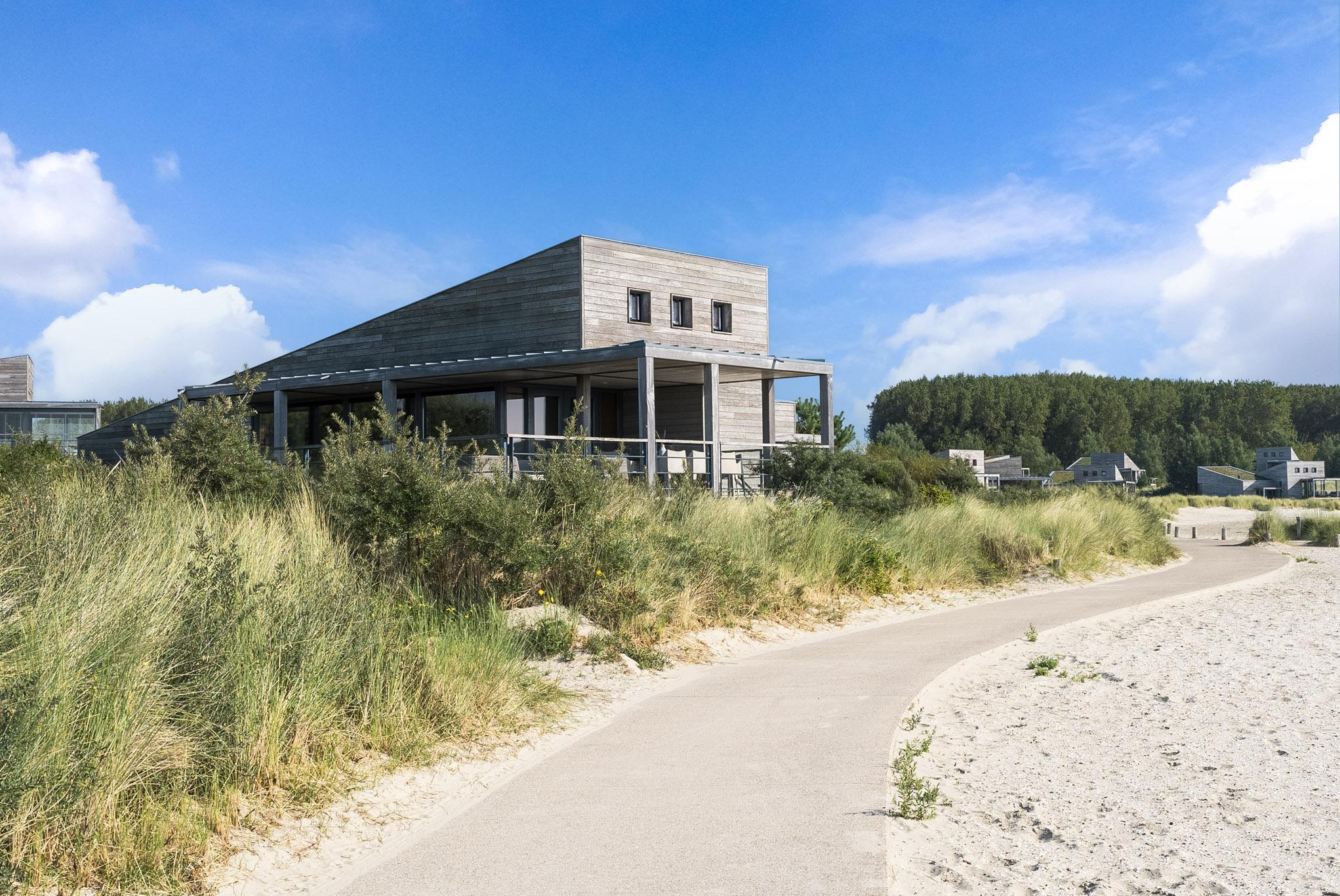 De 4 persoons Villa Super VIP beschikt over een luxe en comfortabel ingericht interieur, terras met uitzicht over het water, perfect met honden en kinderen.