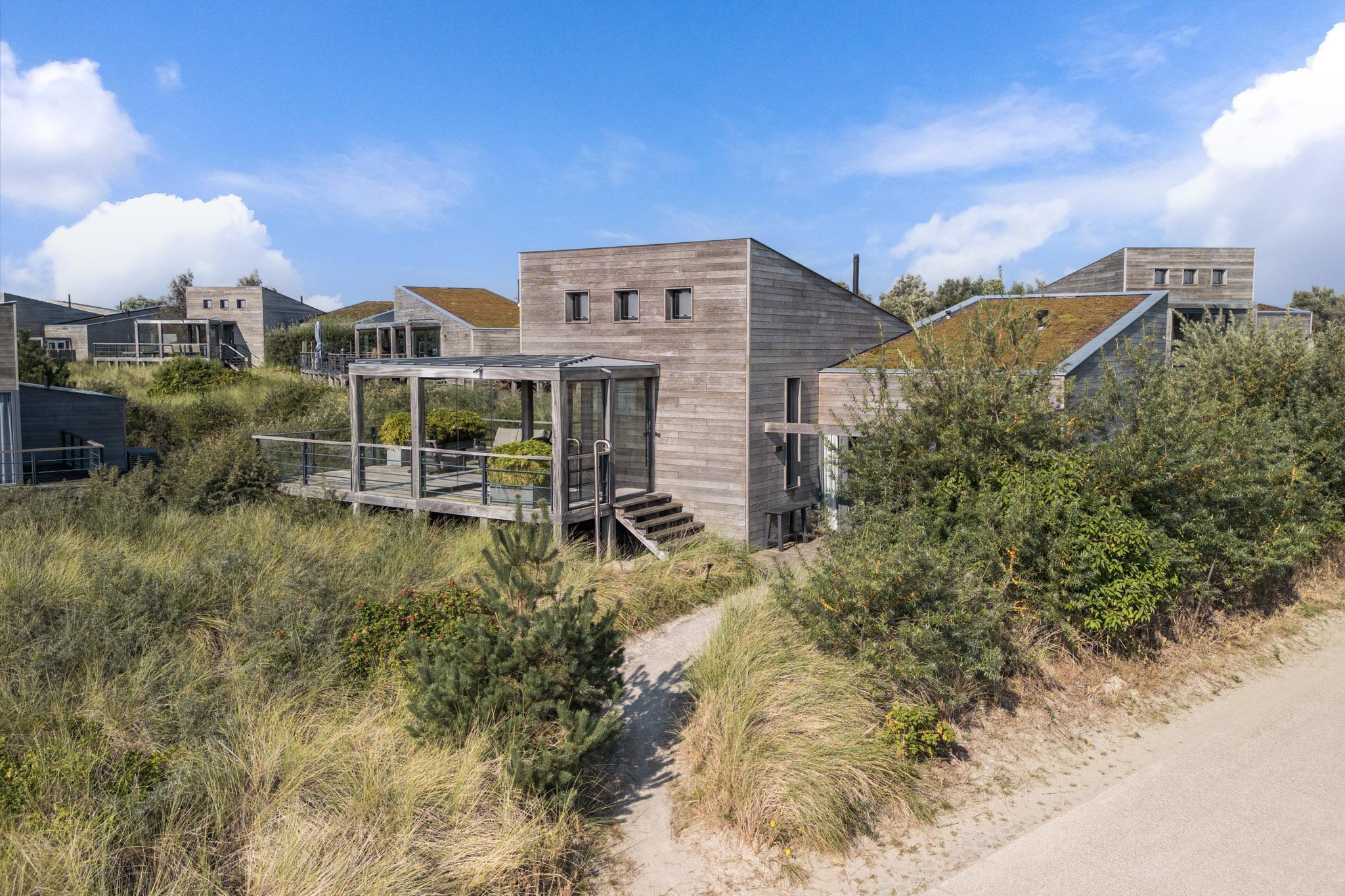 De 4 persoons Villa Super VIP beschikt over een luxe en comfortabel ingericht interieur, terras met uitzicht over het water, ook perfect voor gezinnen met kinderen.