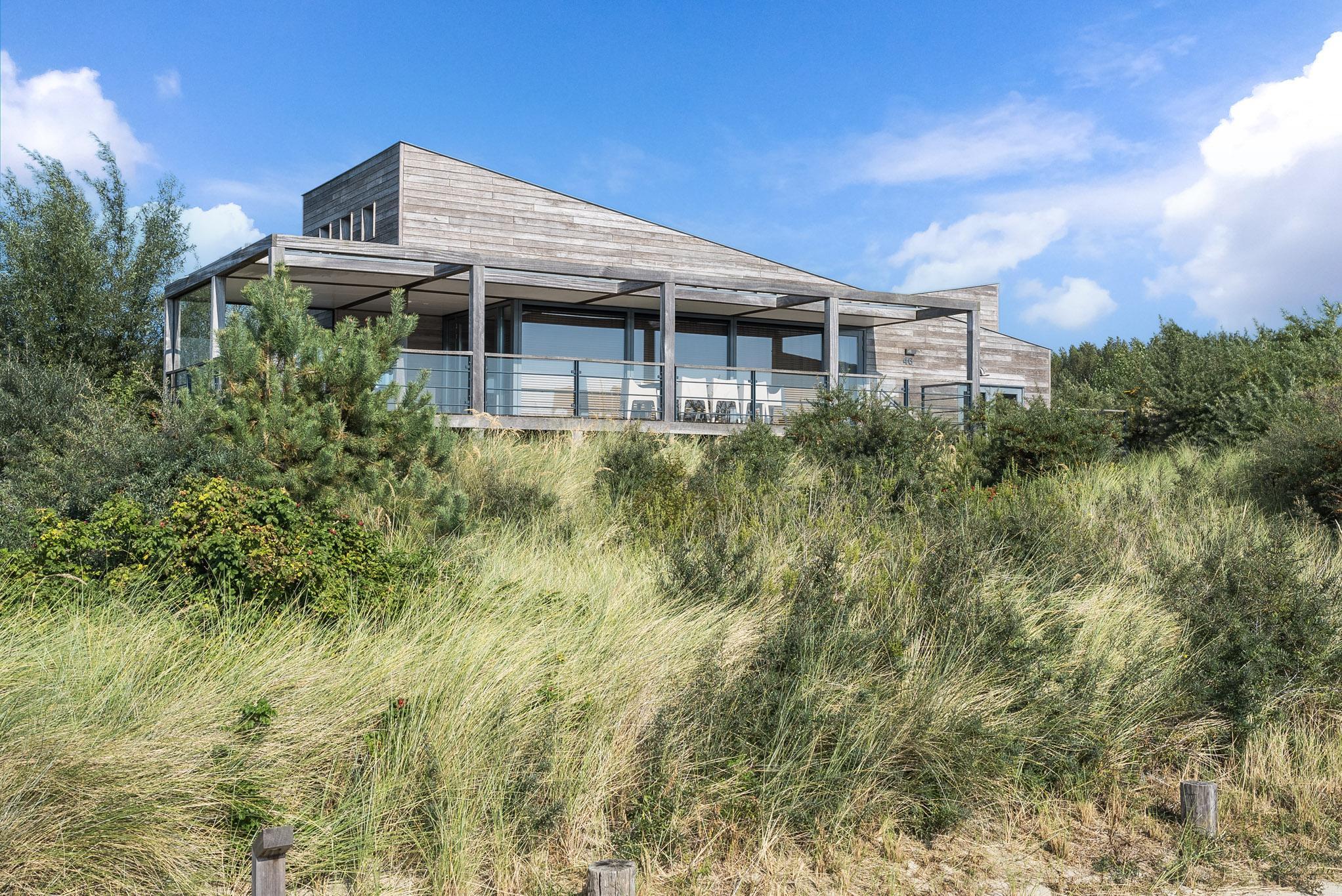 De 4 persoons Villa Super VIP beschikt over een luxe en comfortabel ingericht interieur, terras met uitzicht over de duinen en bos, perfect met kinderen.