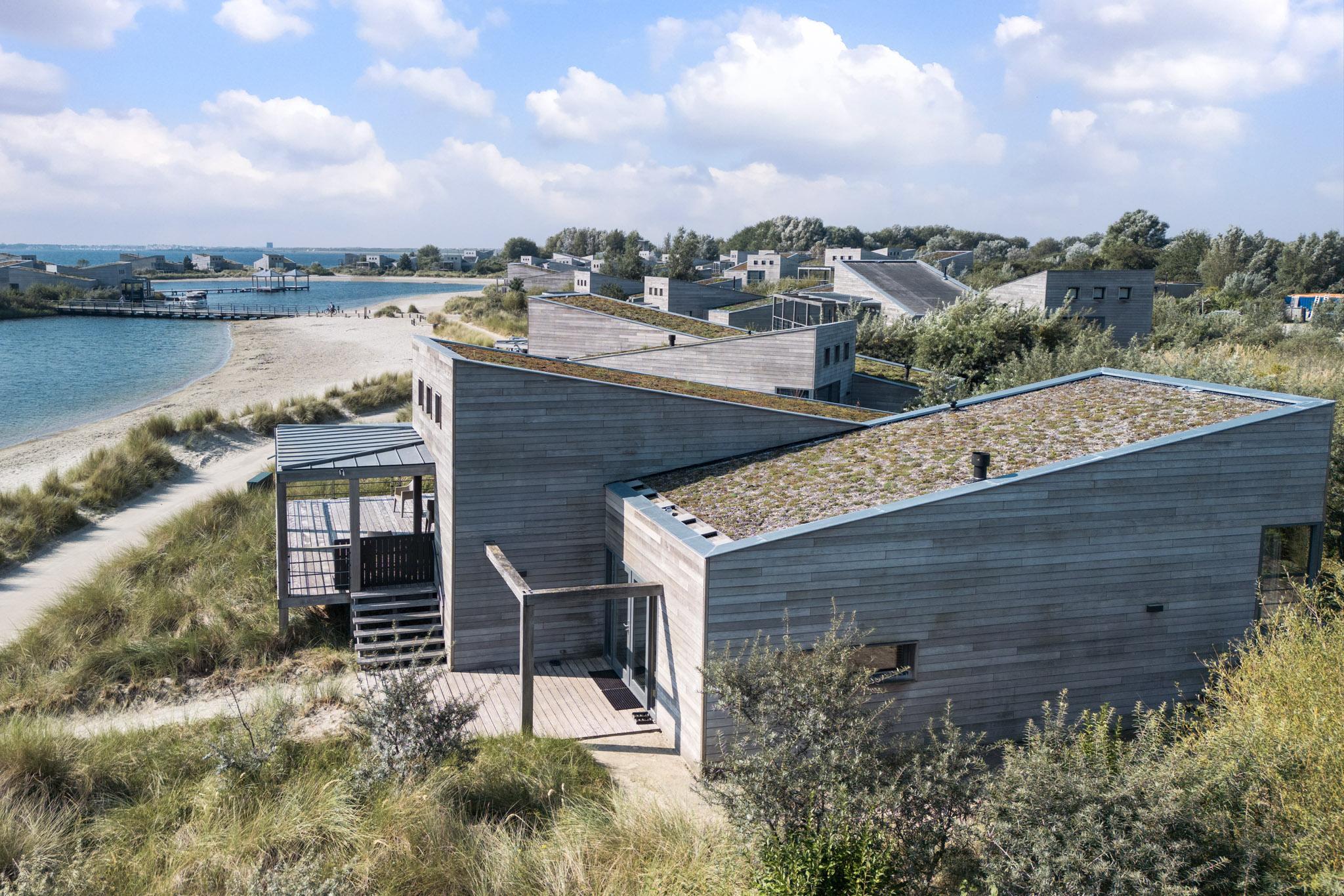 De 4 persoons Villa Super VIP beschikt over een luxe en comfortabel ingericht interieur, terras met uitzicht over het water, perfect met honden en kinderen.