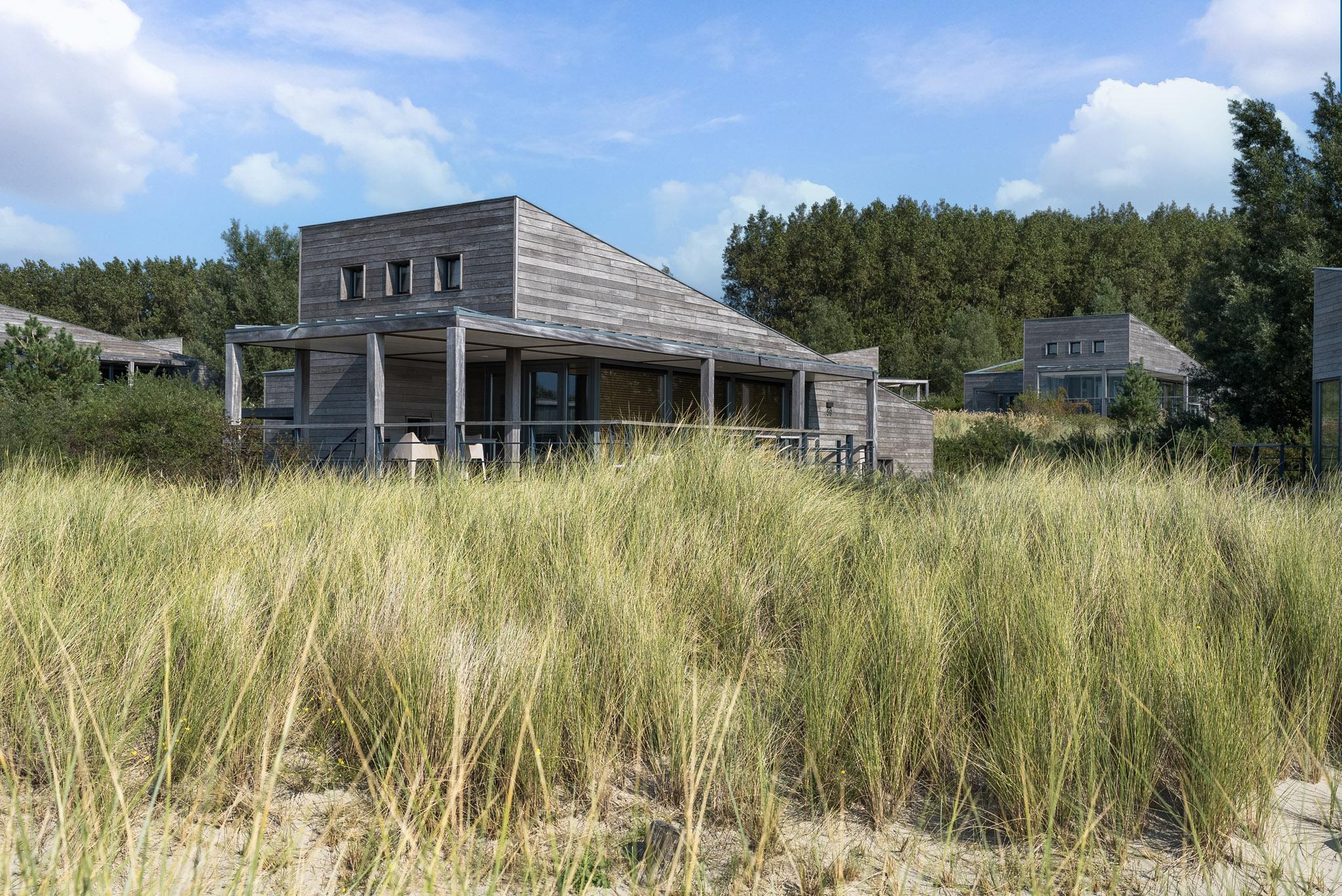 De 4 persoons Villa Super VIP beschikt over een luxe en comfortabel ingericht interieur, terras met uitzicht over het water, perfect met honden en kinderen.