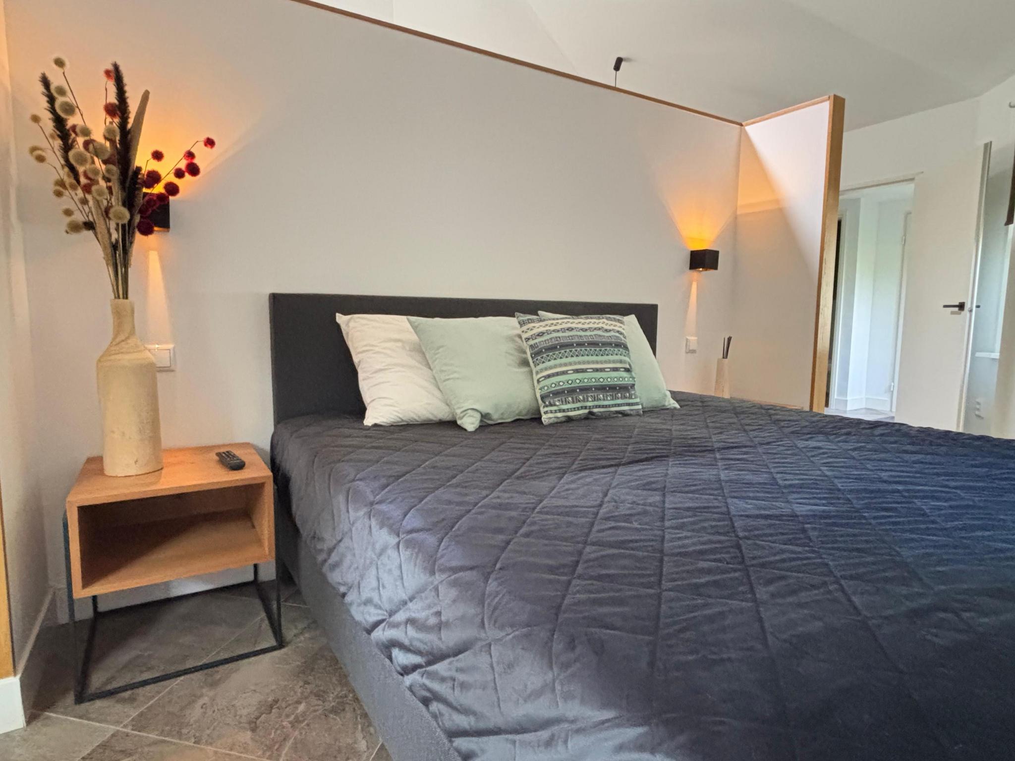 Geniet van de luxe in deze prachtige vrijstaande bungalow, compleet ingericht met een ruime keuken en gezellige openhaard!