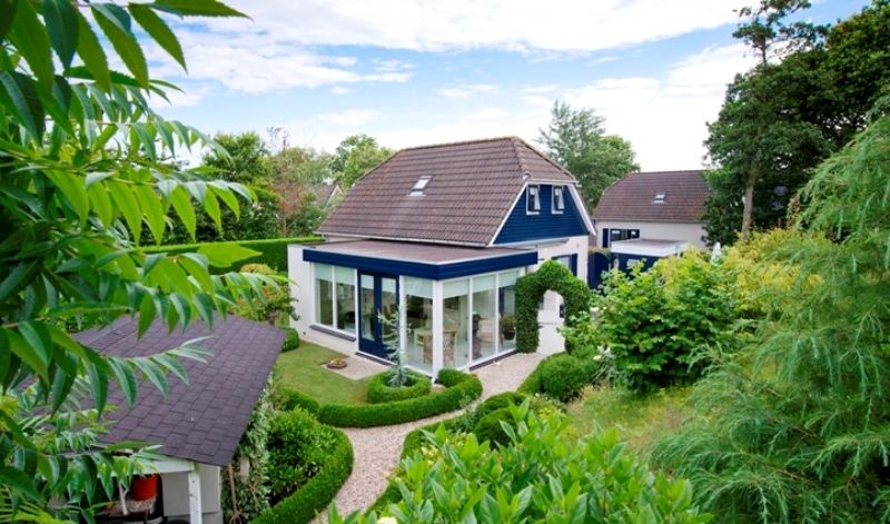 Dieses im Landhaus-Design ausgestattete Ferienhaus bietet allen Komfort und großzügigen Wohnraum durch den angebauten Wintergarten.
