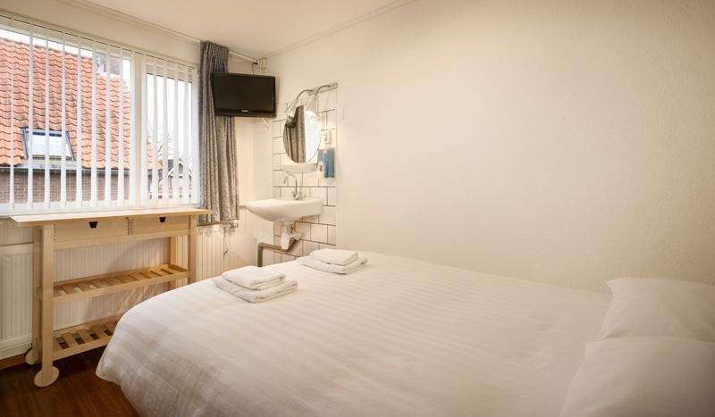 Verblijf in Hotel-Pension Ouddorp, vlak bij zee en strand, op 3 minuten lopen van het centrum. Comfortabele kamers. Perfecte uitvalsbasis voor een ontspannen vakantie of actieve stranddag!