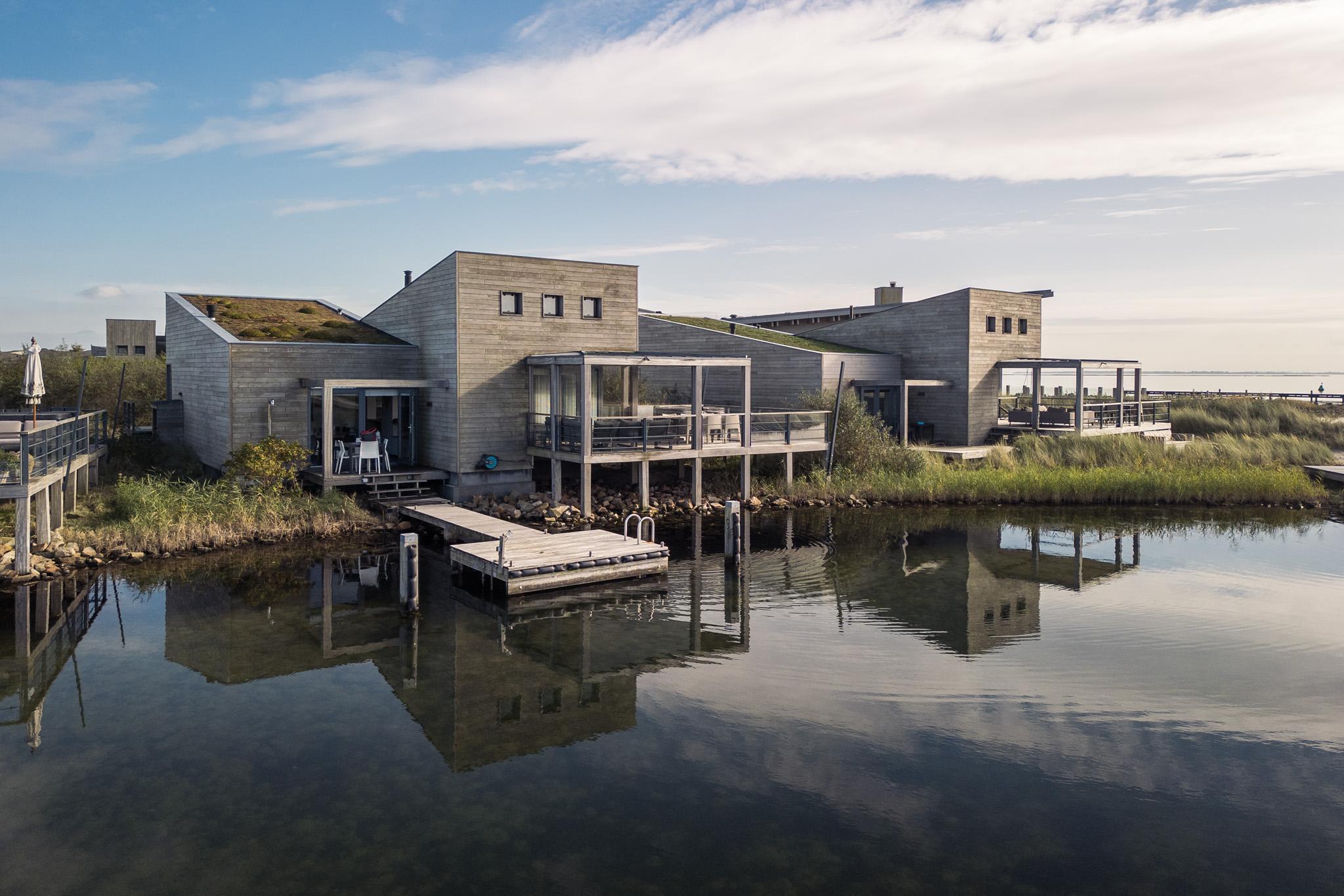 De terrassen van een 4 persoons Villa Super VIP liggen direct aan het water, met beschikking over een eigen zwemsteiger, jacuzzi en infrarood sauna.