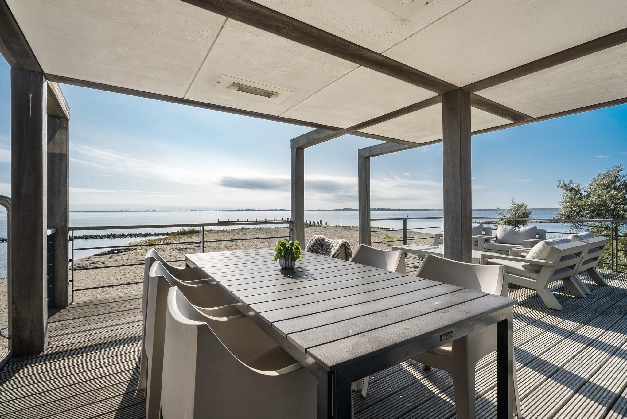 De 4 persoons Villa Super VIP beschikt over een luxe en comfortabel ingericht interieur met directe ligging aan het water, diverse terrassen met vrij uitzicht over het water.