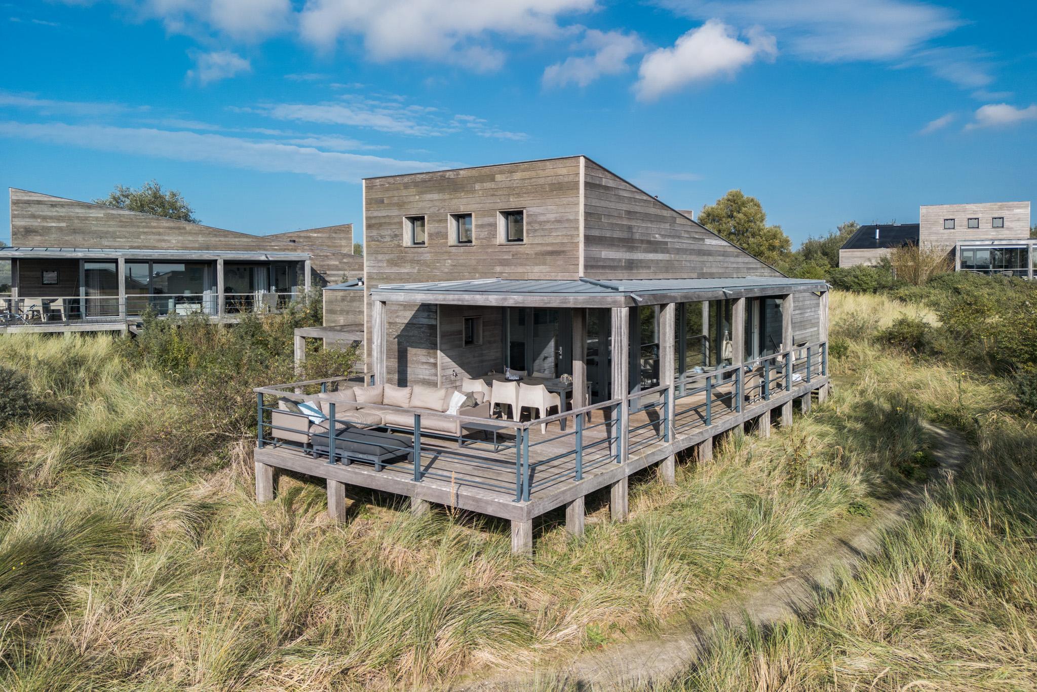 Deze 6 persoons Villa Deluxe beschikt over een comfortabel en smaakvol ingericht interieur, uitzicht op het duinlandschap en het Grevelingenmeer.
