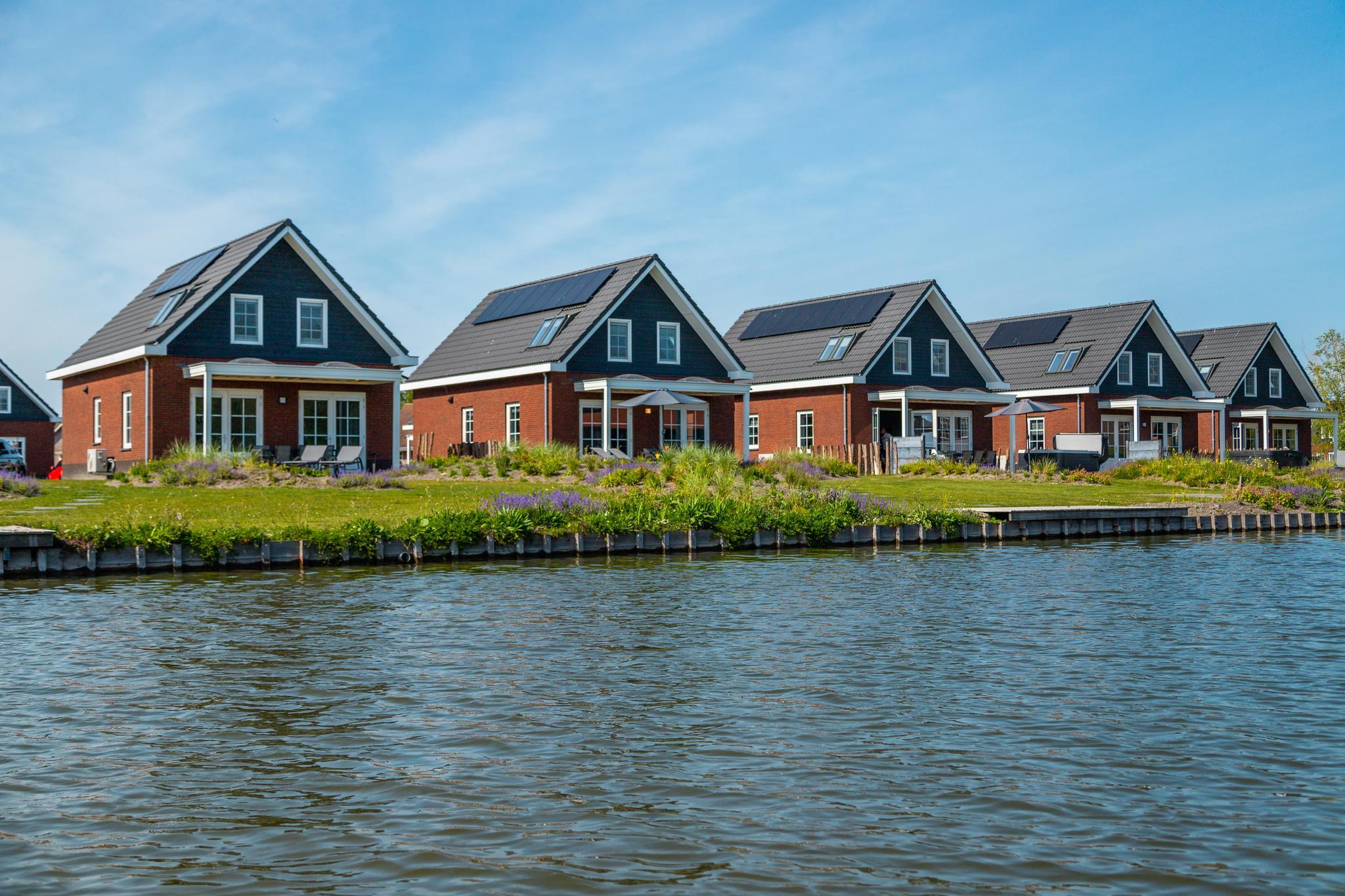 Accommodation IJsselmeer - Holiday home - Watervilla Wellness 6 - 15