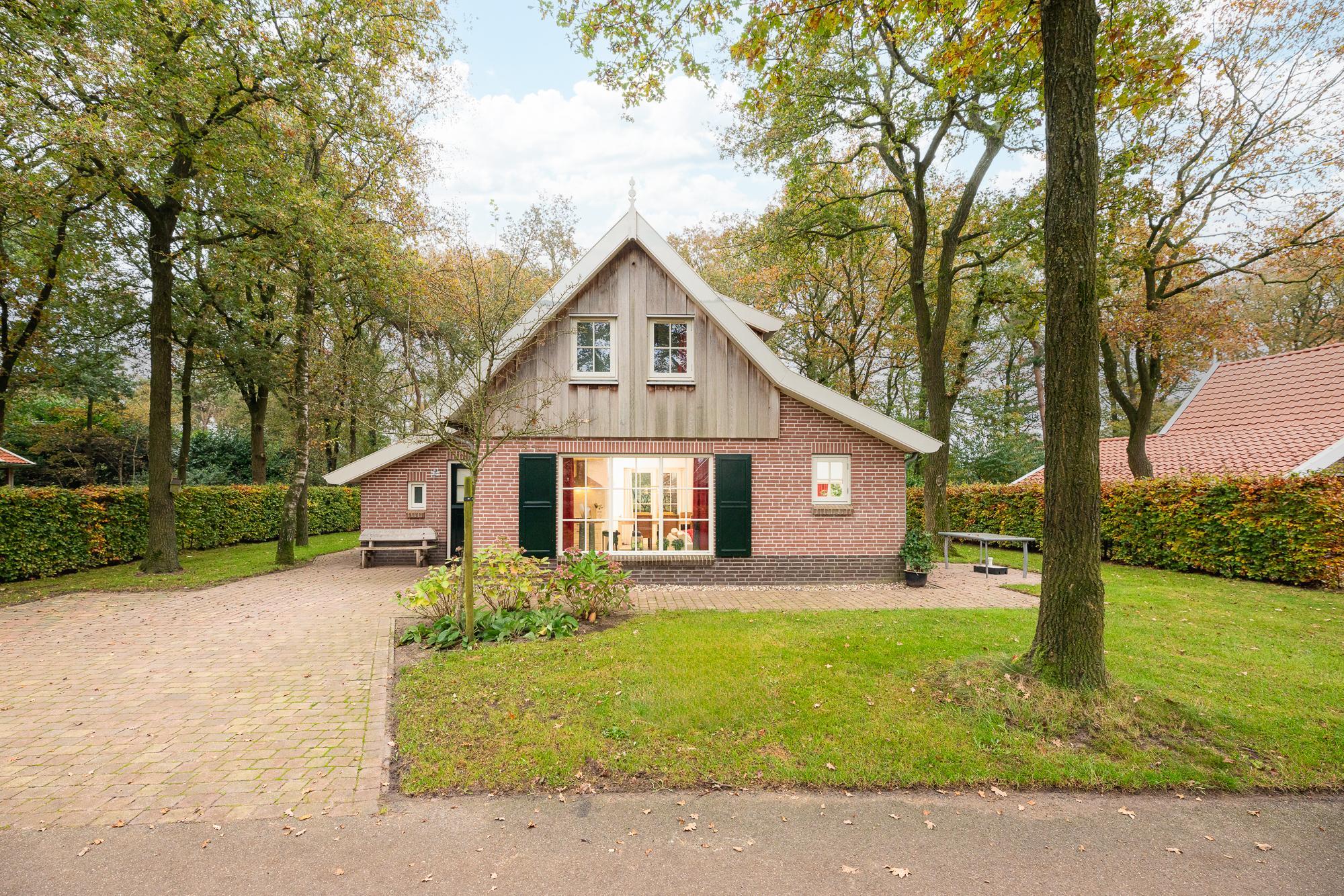 Deze comfortabele luxe villa met overdekt terras ligt op het vakantiecomplex Buitengoed Het Lageveld.