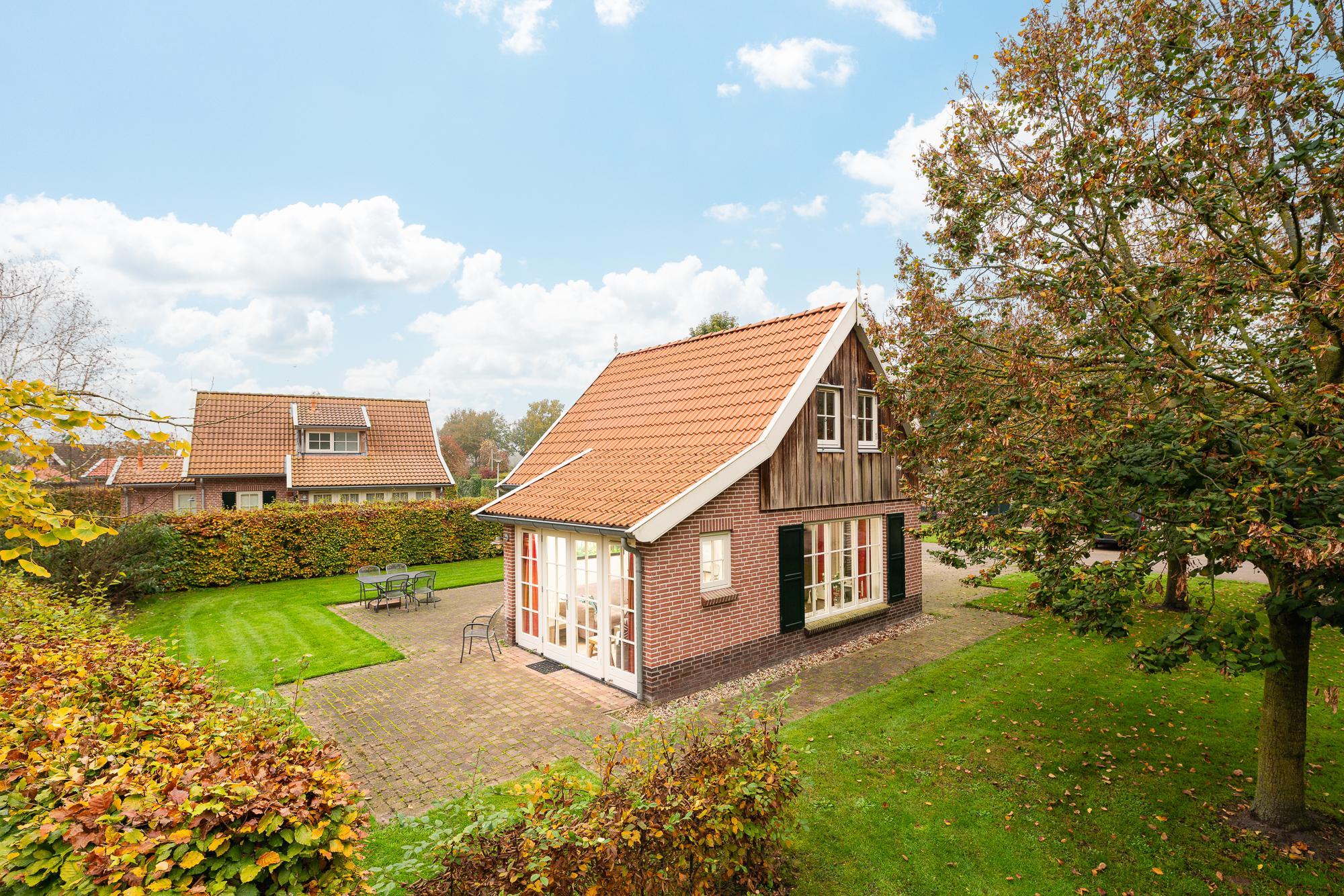Deze comfortabele luxe villa ligt in het vakantiepark Buitengoed Het Lageveld. Naast het park ligt een zwemmeer (36 ha) - een zwem- en recreatieparadijs in de zomermaanden.
