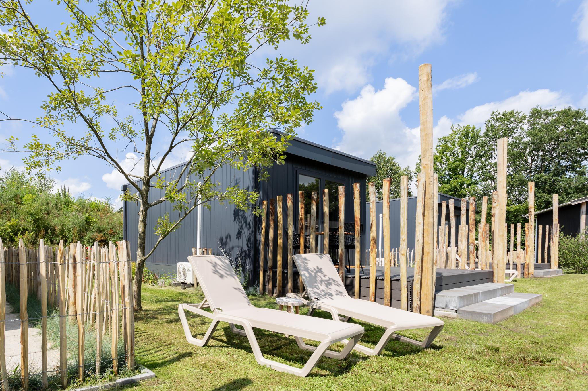 Sfeervol tiny house met vlonder aan het water. Ontspan, geniet van de natuur bij ’t Nije Hemelriek en kom helemaal tot rust – van cappuccino in de zon tot sterren kijken bij de vuurplaats.