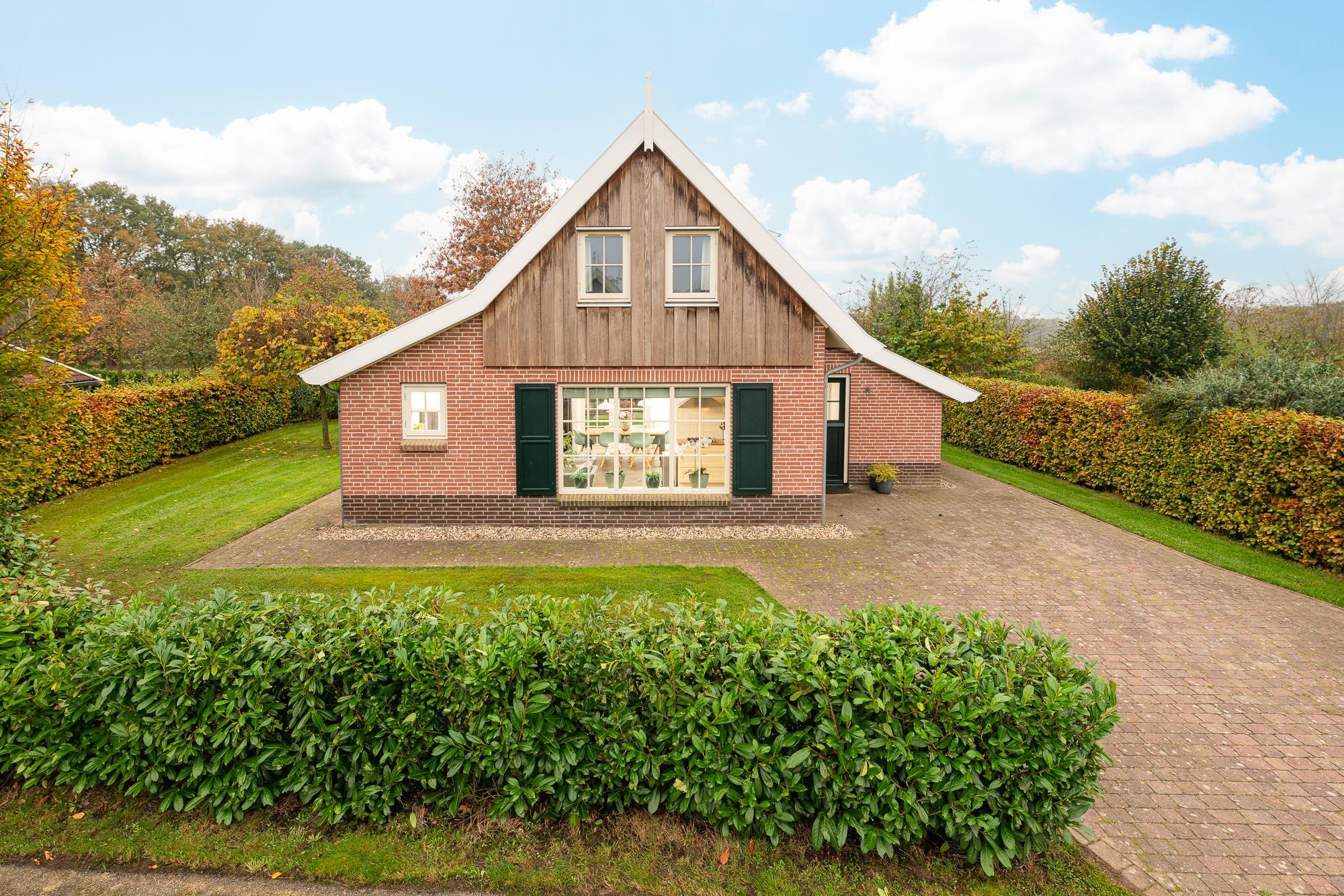 Deze comfortabele villa's staan op Buitengoed Het Lageveld in een prachtige bosrijke omgeving, nabij Almelo en Enschede, in het mooie Twente.