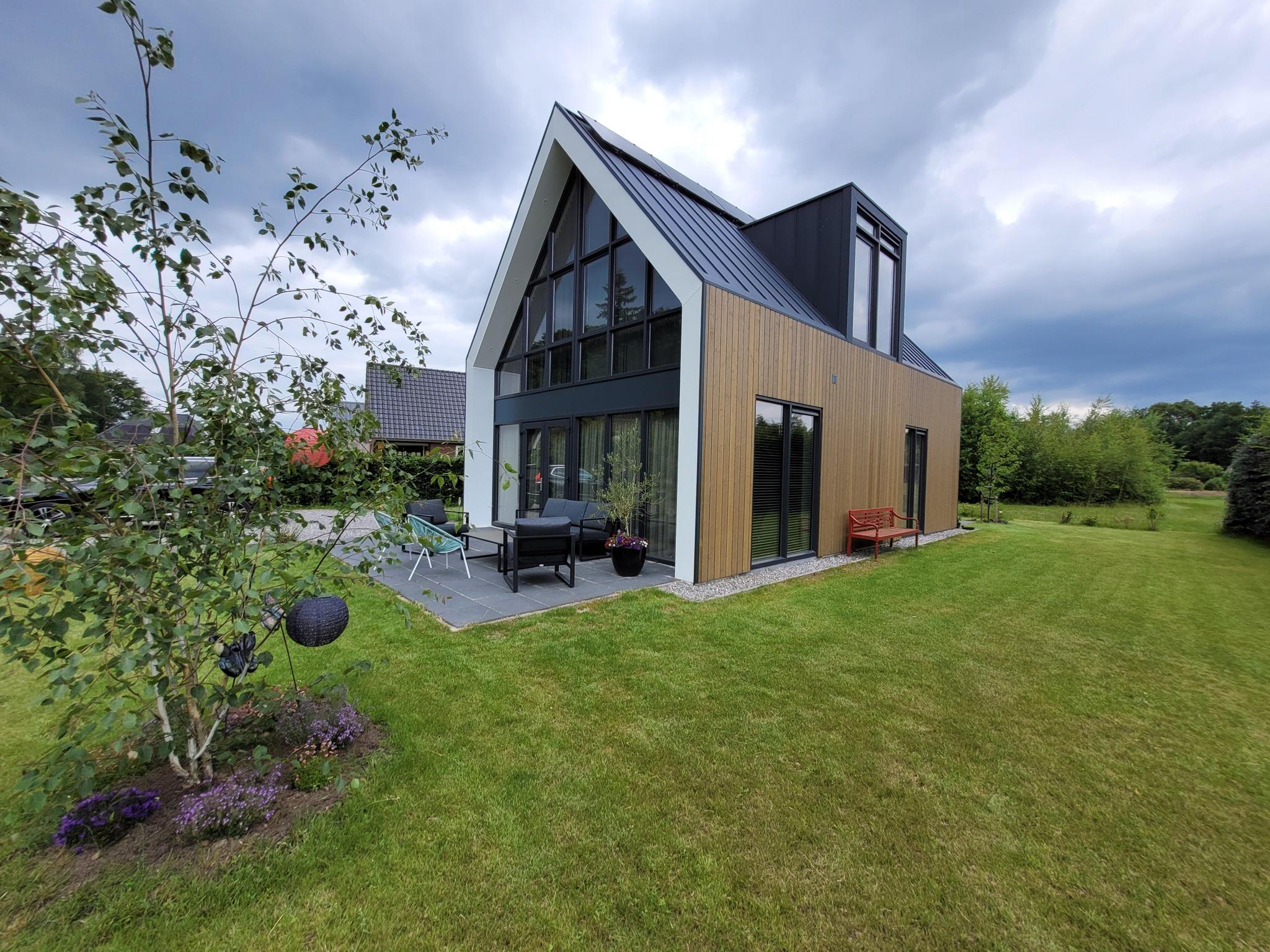 Villa Bosanemoon is schitterend gelegen op Vakantiepark de Kremmer. Deze moderne vakantievilla is gelegen op loopafstand van 't Nije Hemelriek. Geschikt voor zes personen, met drie slaapkamers en twee..