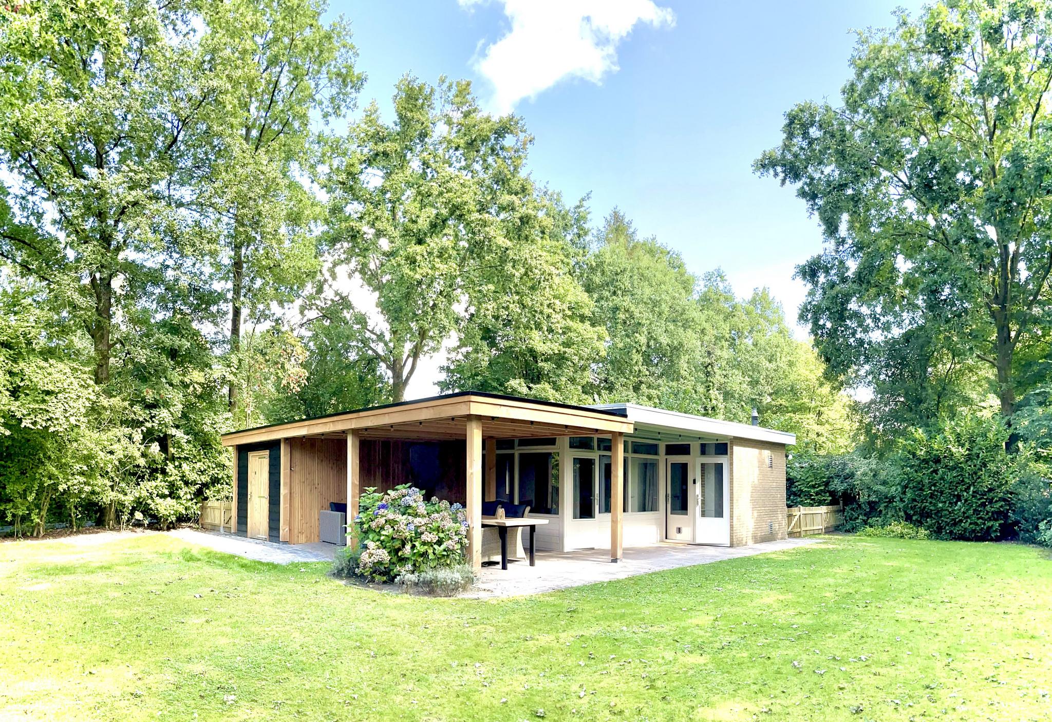 Deze recent gerenoveerde sfeervolle vakantiebungalow is gelegen vooraan het vakantiepark De Kremmer te Gasselte en ligt nabij 't Nije Hemelriek. Er zijn maximaal 2 huisdieren welkom