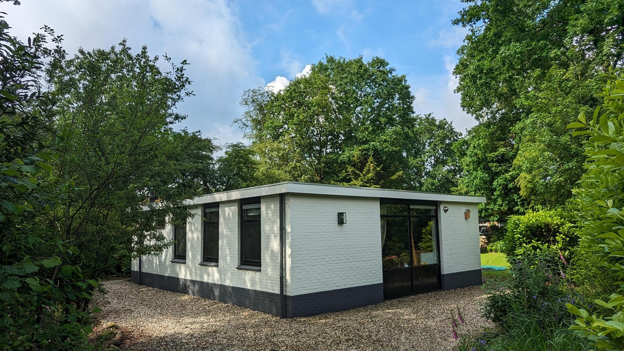 Met een ruime tuin en veel privacy is het heerlijk ontspannen. Lekker samen of met kinderen, alles kan.