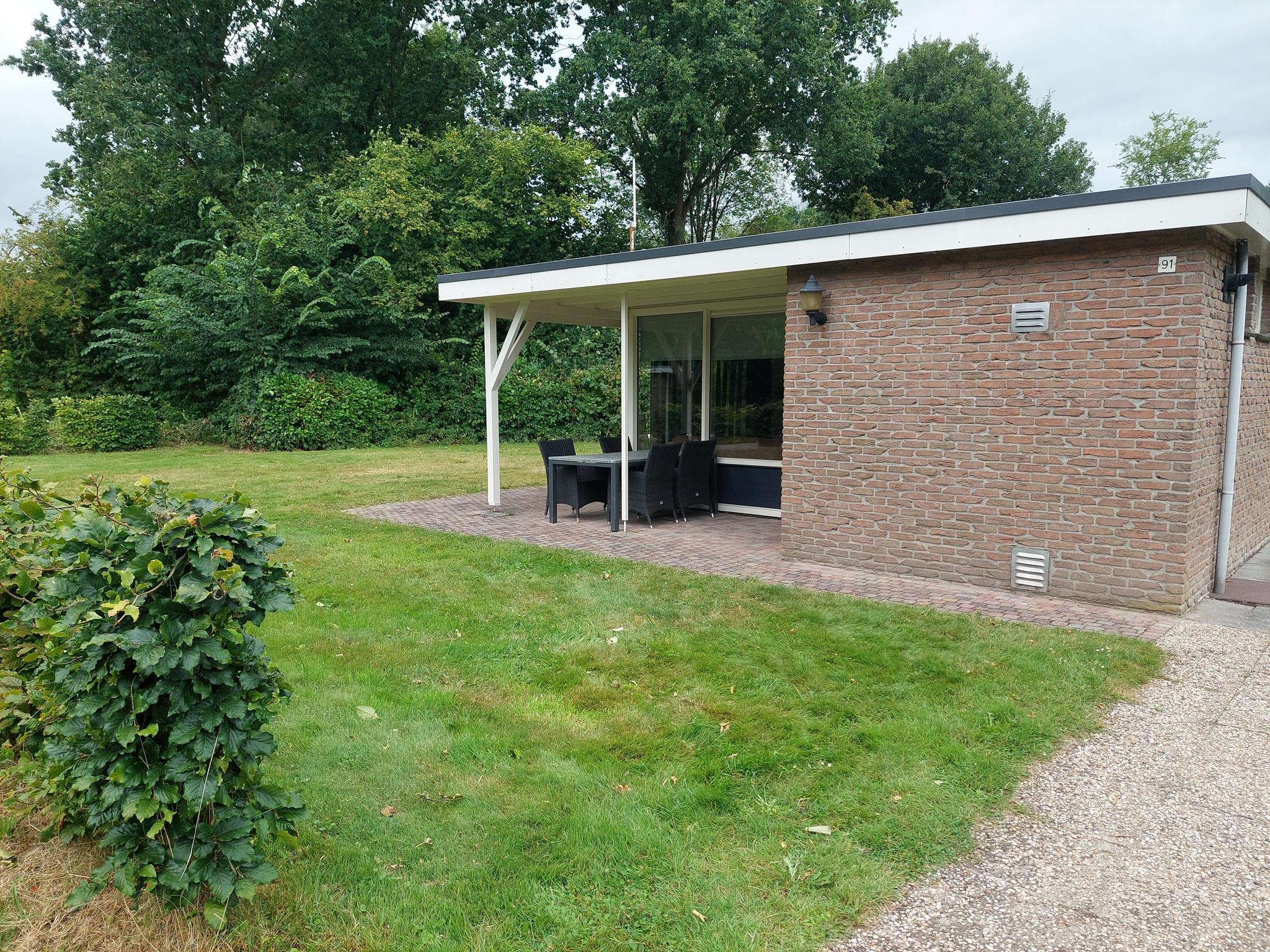 Bungalow 091 befindet sich an einem ruhigen Ort im Ferienpark de Kremmer. Der Bungalow ist sehr geeignet für Ruhesuchende.