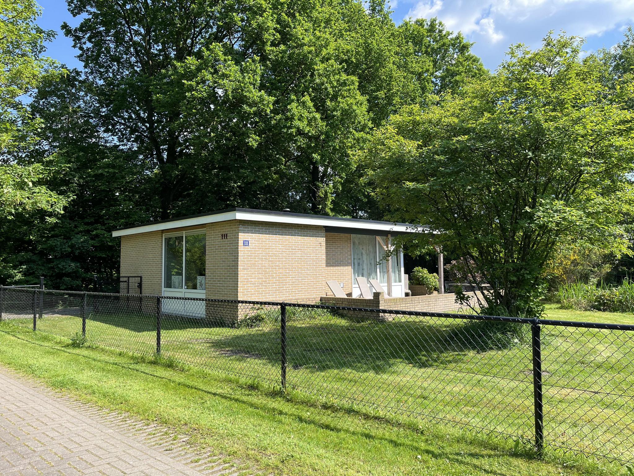 Geniet van een heerlijk verblijf in deze vrijstaande bungalow. De ruime tuin geeft je alle vrijheid om te genieten van het buitenleven.