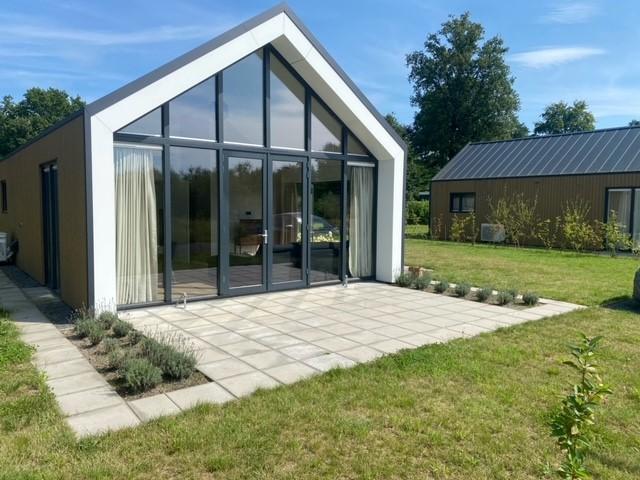 Dieses moderne Ferienhaus ist der richtige Ort für Sie. Das Haus ist für vier Personen geeignet, hat zwei Schlafzimmer und befindet sich komplett im Erdgeschoss. Rund um das Haus ist ein großer Gar..