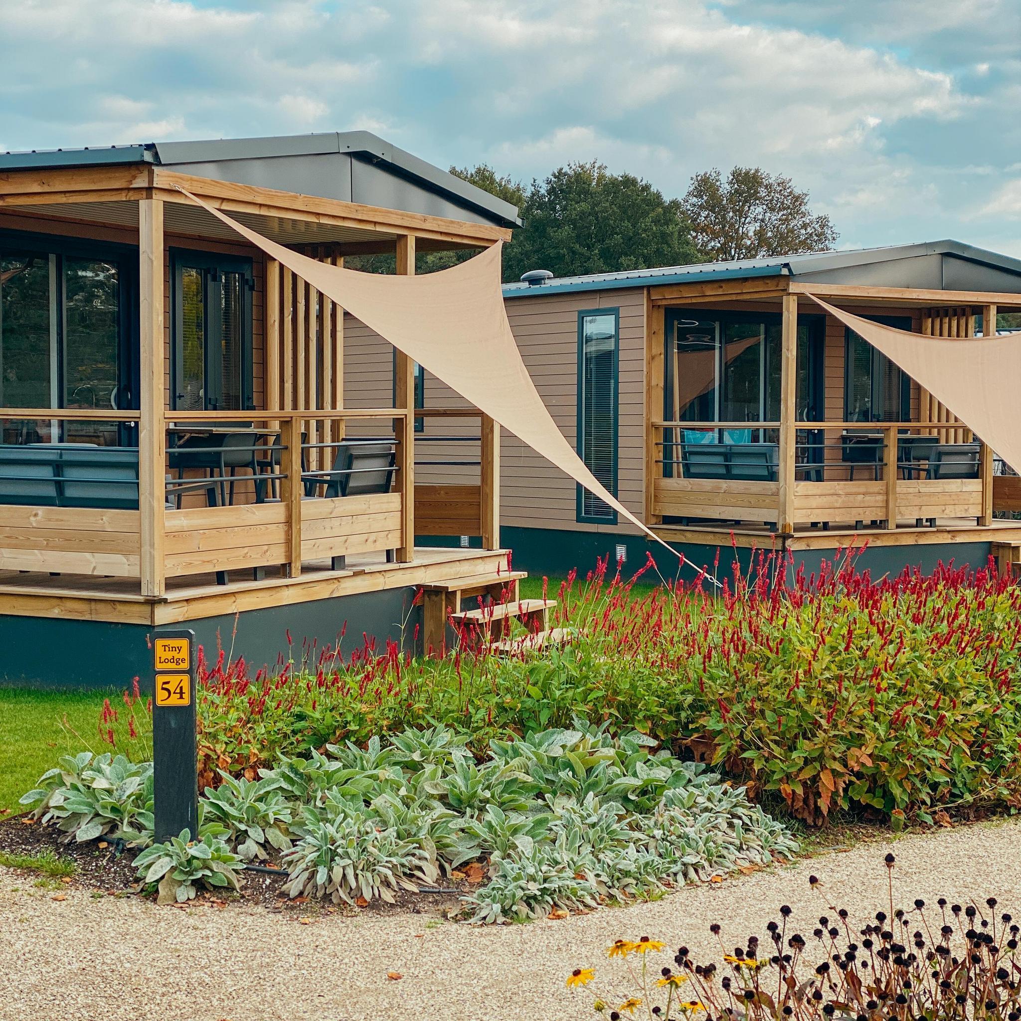 Genießen Sie einen nachhaltigen Urlaub im Tiny Hofje des Ferienparks De Boshoek, ideal für Gruppen bis zu 16 Personen, umgeben von der Natur der Veluwe.