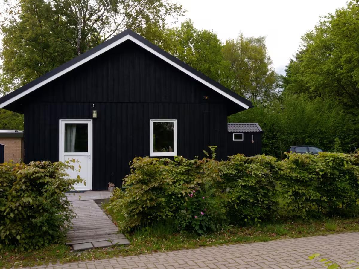 Duurzame vakantiebungalow met tuin. Deze vakantiebungalow is gelegen vooraan in het park De Kremmer te Gasselte en ligt nabij 't Nije Hemelriek. Geschikt voor vier personen.